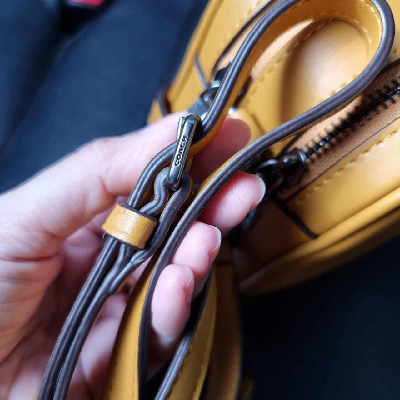 COACH C1569 JES CROSSBODY WITH LINEAR QUILTING ใหม่ล่าสุด!! กระเป๋าสะพายข้าง รุ่น 2 ซิป ใบใหญ่จุใจ ดีไซน์ใหม่ เพิ่มลูกเล่นให้ดูหรูหรายิ่งขึ้น วัสดุหนังสังเคราะห์บุเป็นลายเส้นสวยงาม เปิด-ปิดด้วยซิป 2 ช่องหลัก ใช้งานง่าย ทรงสวยมากๆรุ่นนี้ มาพร้อมสายสะพาย cr