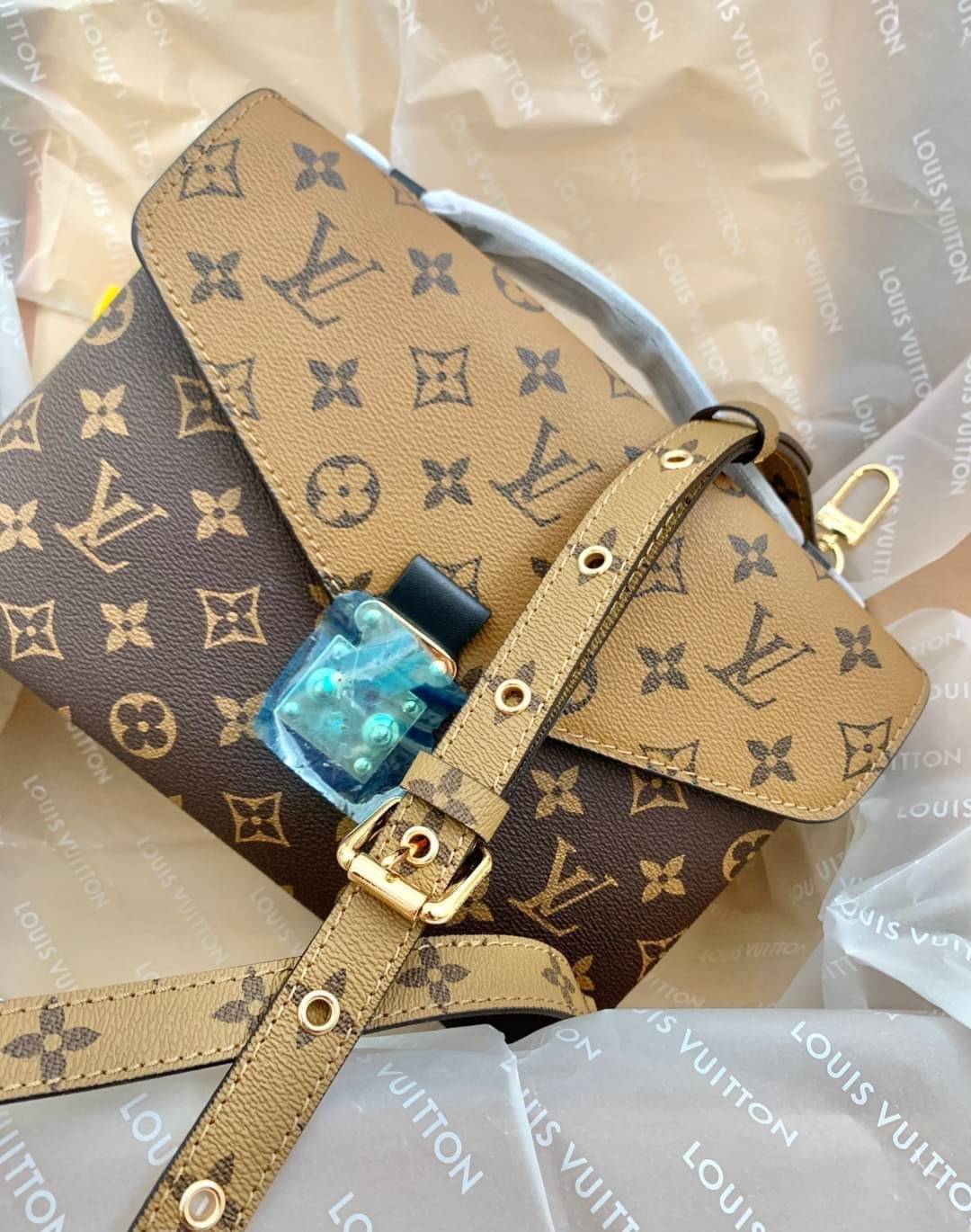 LV Pochette Métis ไอเท็มนำแฟชั่นที่น่าดึงดูดใจอย่างยิ่ง กระเป๋าที่มีรูปลักษณ์ทรงกะทัดรัดและใช้งานได้สะดวก หนังแท้แคนวาสอย่างดีเลยค่ะ ลาย Monogramอัญเป็นเอกลักษณ์ของแบรนด์