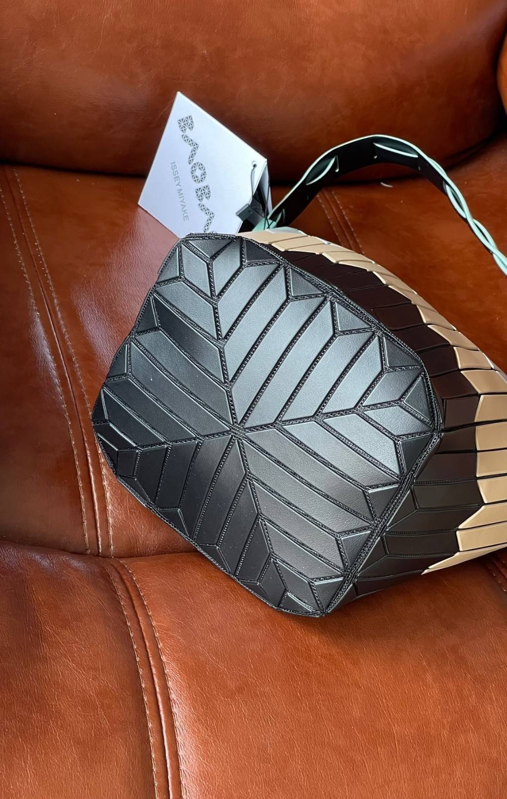 Baobao Issey Miyake Large Bucket กระเป๋าบัคเก็ตขนาดใหญ่สามารถใช้ใส่ร่มพับได้หรือขวดน้ำขนาดเล็กได้ ซีรีย์ใหม่นี้มีจุดเด่นที่แผ่นรูปทรงสี่เหลี่ยมด้านขนานในแนวตั้ง