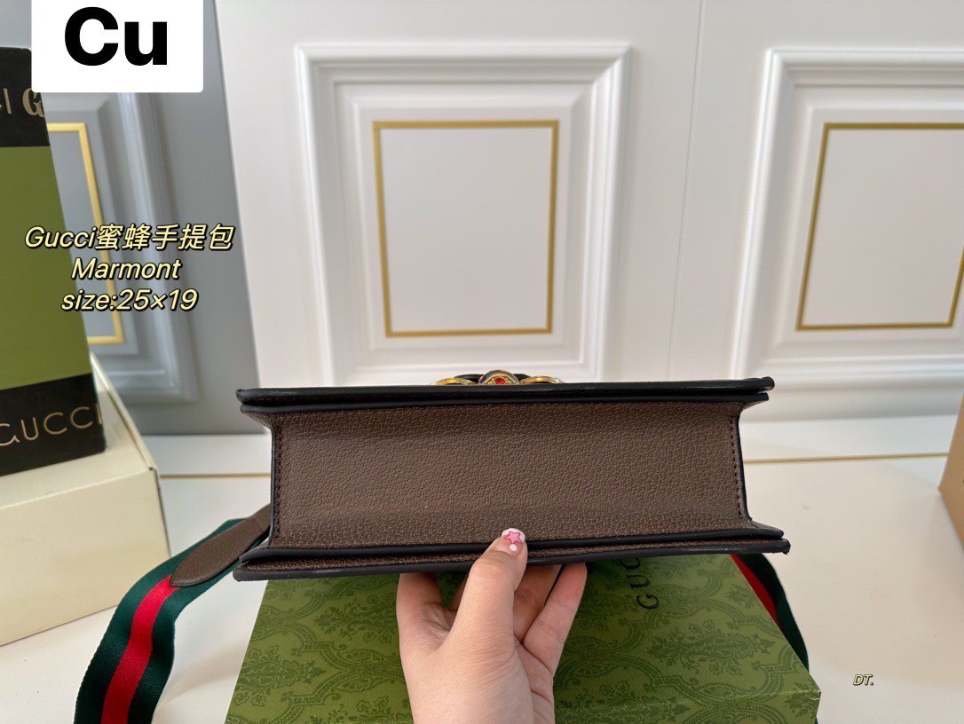 GUCCI Queen Margaret Bee top handle bag กระเป๋าถือลิมิเต็ดด้วยตัวกดล็อครูปผึ้งประดับมุกสวยหรูโดดเด่น มาพร้อมสะพายข้างสปอร์ต ดีไซน์สวยไม่ซ้ำใคร