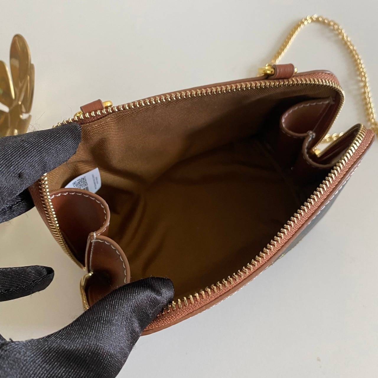 หนังแท้ CELINE TRIOMPHE Triumphal Arch Canvas Shoulder Messenger Chain Bag / CELINE CLUTCH WITH CHAIN กระเป๋าคลัทช์ดีไซน์เรียบหรูออกแบบมาได้อย่างลงตัว พร้อมสายสะพายโซ่ทองสุดหรู ด้วยรูปทรงที่สวยงามและทันสมัย สามารถใส่กระเป๋าสตางค์ใบสั้นหรือเครื่องสำอางค์ได