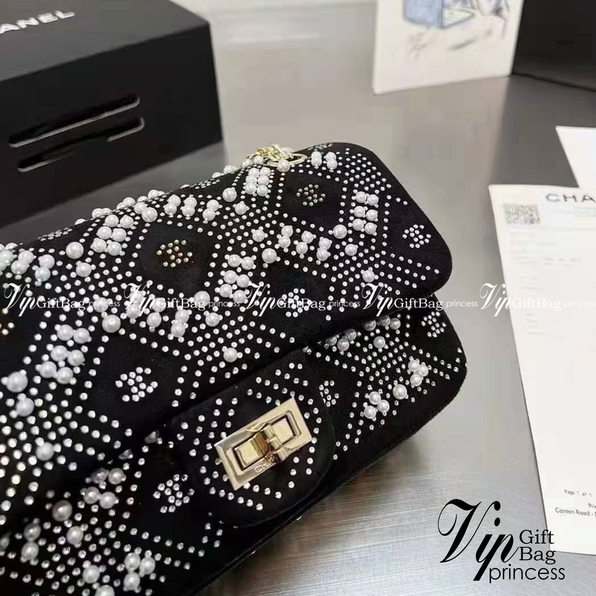 CHANEL MINI 2.55 HANDBAG / Chanel Pearl Bag velvet handbag กระเป๋าสะพายแต่งมุก คริสตัลหรูหรา พื้นโทนดำกำมะหยี่ พร้อมสายสะพายโซ่ ใช้ในงานกลางคืนเหมาะมากๆ ค่ะ