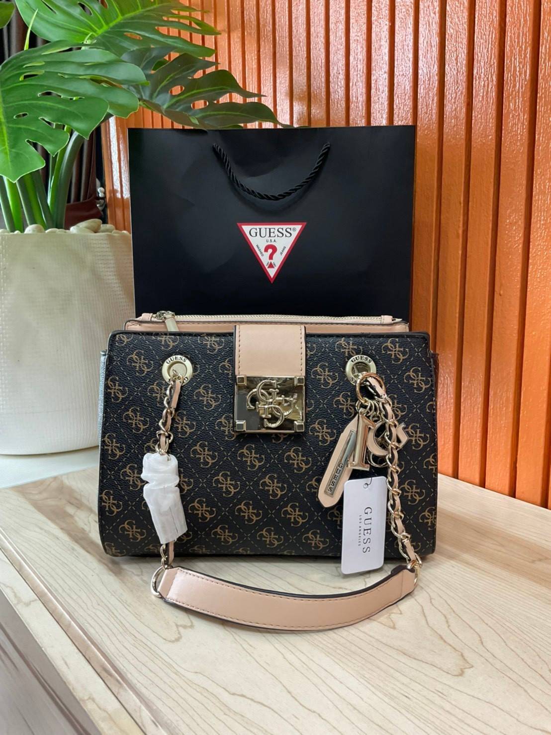 กระเป๋าสะพายไหล่ Guess Logo City Small Society Satchel กระเป๋าสะพายไหล่ ขนาดกำลังดี วัสดุ pu สวยอยู่ทรง มาพร้อมพวงกุญแจน่ารักๆ ถอดออกได้ ด้านหน้าประดับโลโก้แบรนด์ เปิดปิดด้วยซิป มี 2 ช่องหลักใช้งาน ภายในช่องซิปหน้าแยกเป็นสัดส่วนการใช้งาน ซิปช่อง 2 โล่งกว้