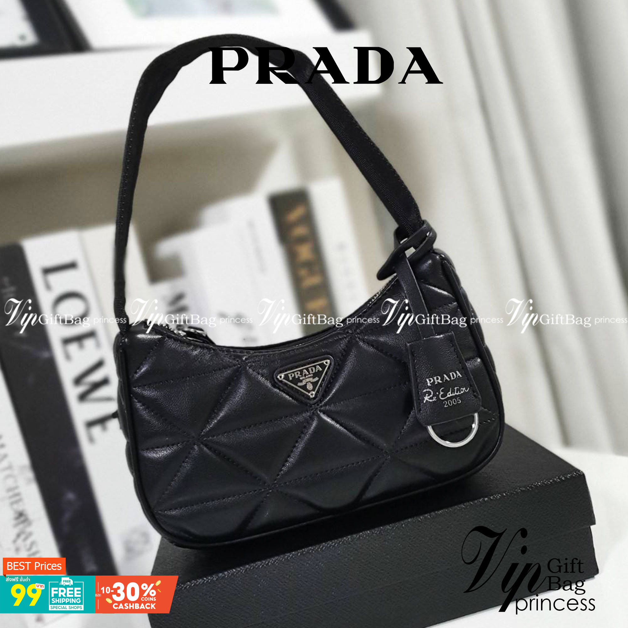 รุ่นใหม่แนะนำ!! กับงานพรีเมี่ยมกิ้ฟท์ PRADA HANDBAGS ขนาดกะทัดรัด **อะไหล่เงิน วัสดุทำจากหนัง Pu อย่างหนาลายตารางสวยหรูดูดี อยู่ทรง กันน้ำได้ หายห่วงคะ ด้านหน้ามีโลโก้แบรนด์ เปิดปิดด้วยซิป มาพร้อมสายผ้า ไม่สามารถถอดได้ ภายในบุผ้าลายPrada และป้ายโลหะแบรนด์