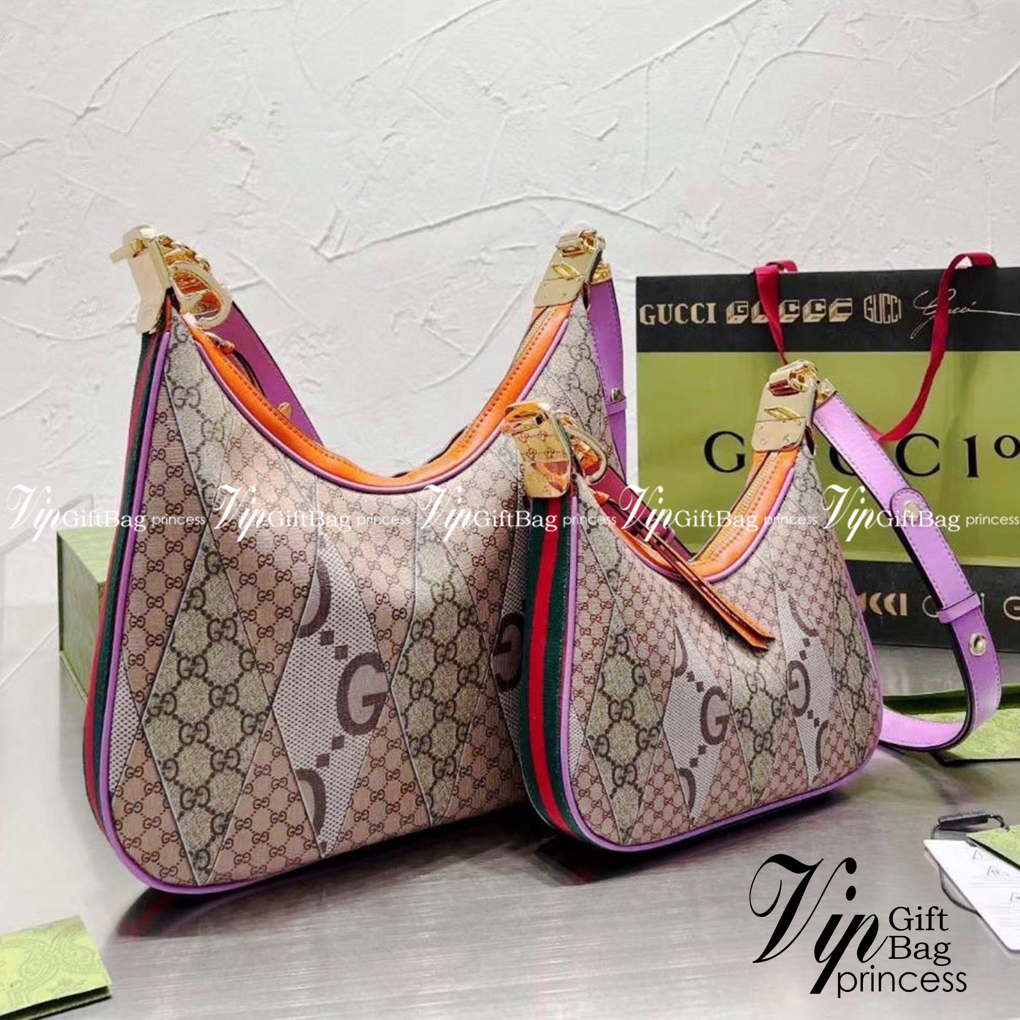 Gucci Attache shoulder bag มาใหม่ชนช้อป สวยหรู หรูหราเหนือกาลเวลาในคอลเล็กชั่น Gucci Love Parade ใบนี้ดารา เซเลป เลือกถือคือเริ่ดมาก จะลุคคูลๆเท่ๆหรือสวยหรูดูแพงก็ได้หมด แมทง่ายใช้ได้ Everyday Look ราคาสุดคุ้มเลยค่า