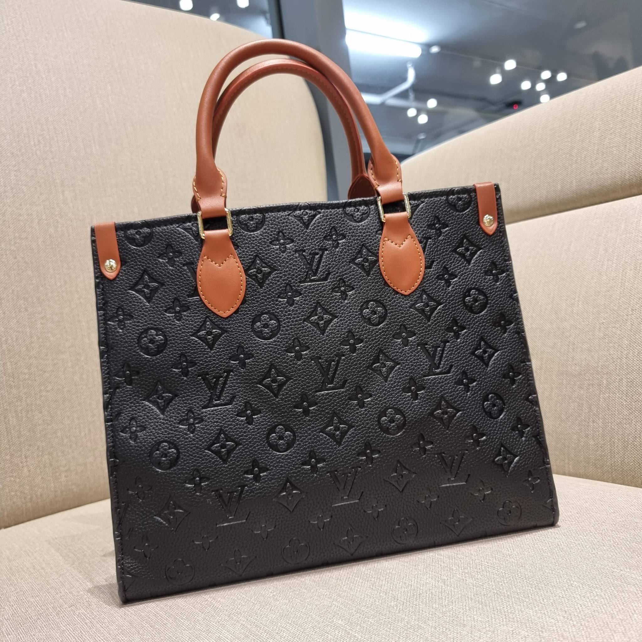 LV crossbody tote bag / LV Shopping Bag ดีไซน์สวยคม สมราคา ดูแพงไปอีก ด้วยดีเทลลายของหนัง crossgrain กระเป๋าทรงโท้ทคลาสสิค ผู้ดียืนหนึ่ง โทนสีใช้งานง่าย แมทช์ได้ทุกลุค มาพร้อมหูจับในตัว แบบหูหิ้ว และหูยาวสำหรับสะพายไหล่ เก๋มาก ชิคมาก ภายในโล่งกว้างมาก มีอ