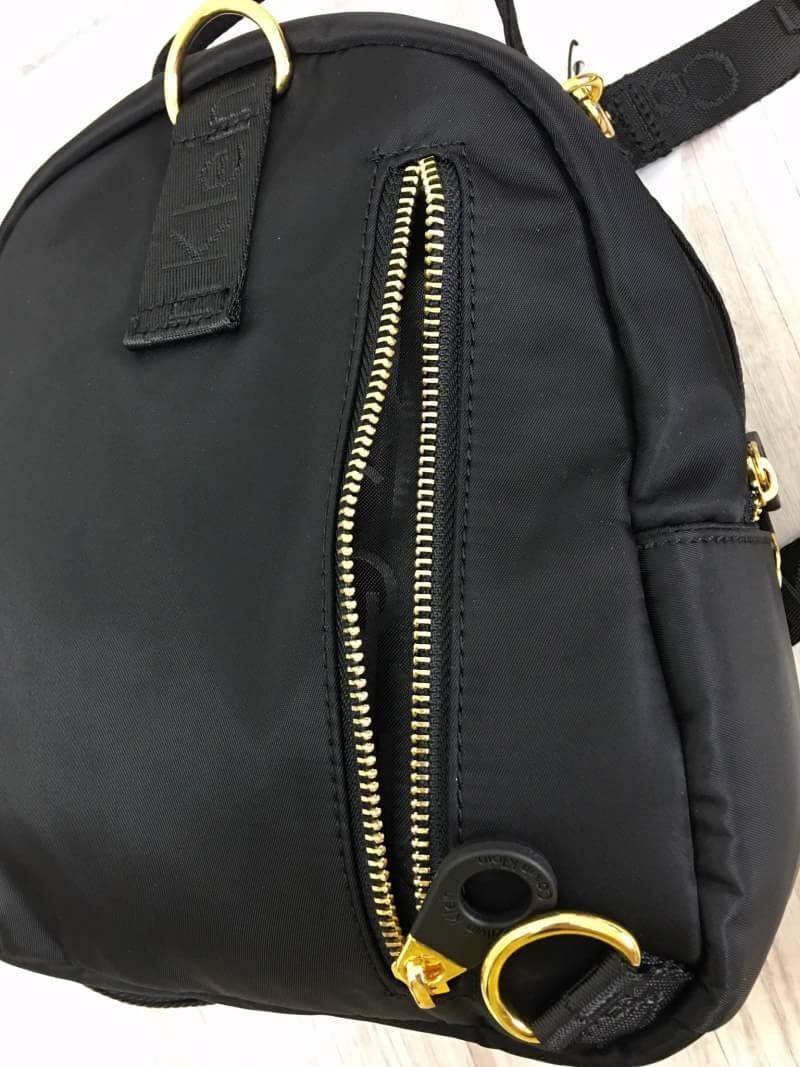 ใหม่ล่าสุด กระเป๋าเป้!!! ทรงน่ารักมากๆ จากแบรนด์ Calvin Klein รุ่นพิเศษ ช่องซิป 2 ช่องใหญ่ + สายยาวถอดได้ ปรับสะพายได้หลายรูปแบบค่า **จุดเด่นที่ ตัวกระเป๋าทำจากผ้าไนล่อนเนื้อดี สกรีนโลโก้แบรนด์ น้ำหนักเบามาก สายกระเป๋า ถอดปรับ สะพาย หลัง สะพายข้าง ลำตัว ห