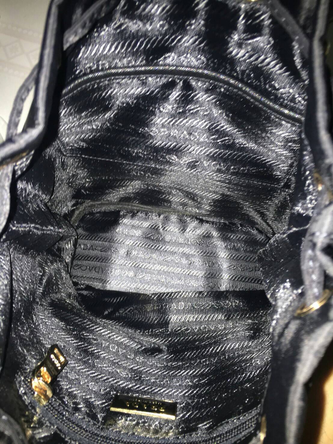 ใครๆก็หลงรัก **ทรงขนมจีบ 🐰 งานพรีเมี่ยมกิ้ฟ จากเคาเตอร์ต่างประเทศ จากแบรนด์ PRADA ค่า เป็นกระเป๋าผ้า nylon silk เนื้อหนาซับในอย่างดี จุดเด่นคือ กระเป๋าสามารถ จุของได้เยอะมาก ด้านในมีช่องซิปพร้อมช่องใส่ของอีกหนึ่งช่อง น้ำหนักเบา ถือแล้วสวยมากๆ จุขอ