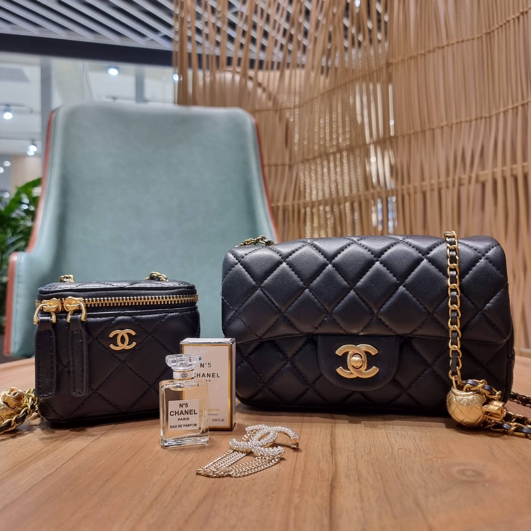 VIP 🥂 เซ็ทคือที่สุดของความคุ้ม CHANEL GIFT BOX SET สุดหรูชวนให้สะสม สุดยอดไอเท็มหายากพร้อมเสิร์ฟครบชุด สุดคุ้ม มาพร้อมกระเป๋าสะพายถึง 2 ใบ สุดหรูลิมิเต็ด จับคู่รุ่นยอดฮิต และที่พิเศษยังมีน้ำหอมตัวท็อปมาให้อีก chanel no.5 ที่แสนจะเย้ายวน ในขนาด 7.5