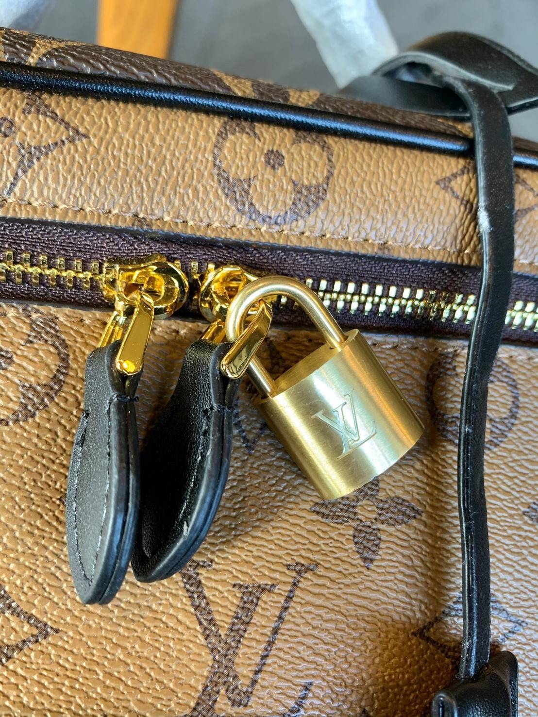 LOUIS VUITTON VANITY PM MONOGRAM 💫พร้อมส่ง จำนวนจำกัด พลาดคือรอนานมากค่ะ! กระเป๋า LV หิ้วก็เริ่ด สะพายข้างก็เก๋ ไม่แพ้กันเลยค่ะ หนังแท้ หนังนิ่มมาก จับแล้วไม่สากมือแข็งทื่อนะคะ! เปิดปิดกระเป๋าแบบซิปคู่รอบห้อยอะไหล่กุญแจแบรนด์พร้อมความหรูเข้ามาเพิ่