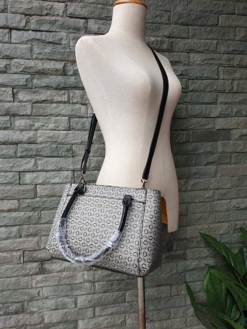 GUESS G LOGO PRINT TOTE BAG กระเป๋าถือหรือสะพายรุ่นใหม่ล่าสุดจาก GUESS FACTORY รุ่นยอดนิยม สวยอย่างมีสไตล์ สีสวยคลาสสิก รุ่นนี้มีการพิมพ์ลายโลโก้ รอบใบ หนัง faux-saffiano หนังคุณภาพดี ตั้งอยู่ทรง น้ำหนักเบา ประดับด้วยโลโก้แบรนด์อะไหล่เงิน สวยโดดเด่นที่กระ