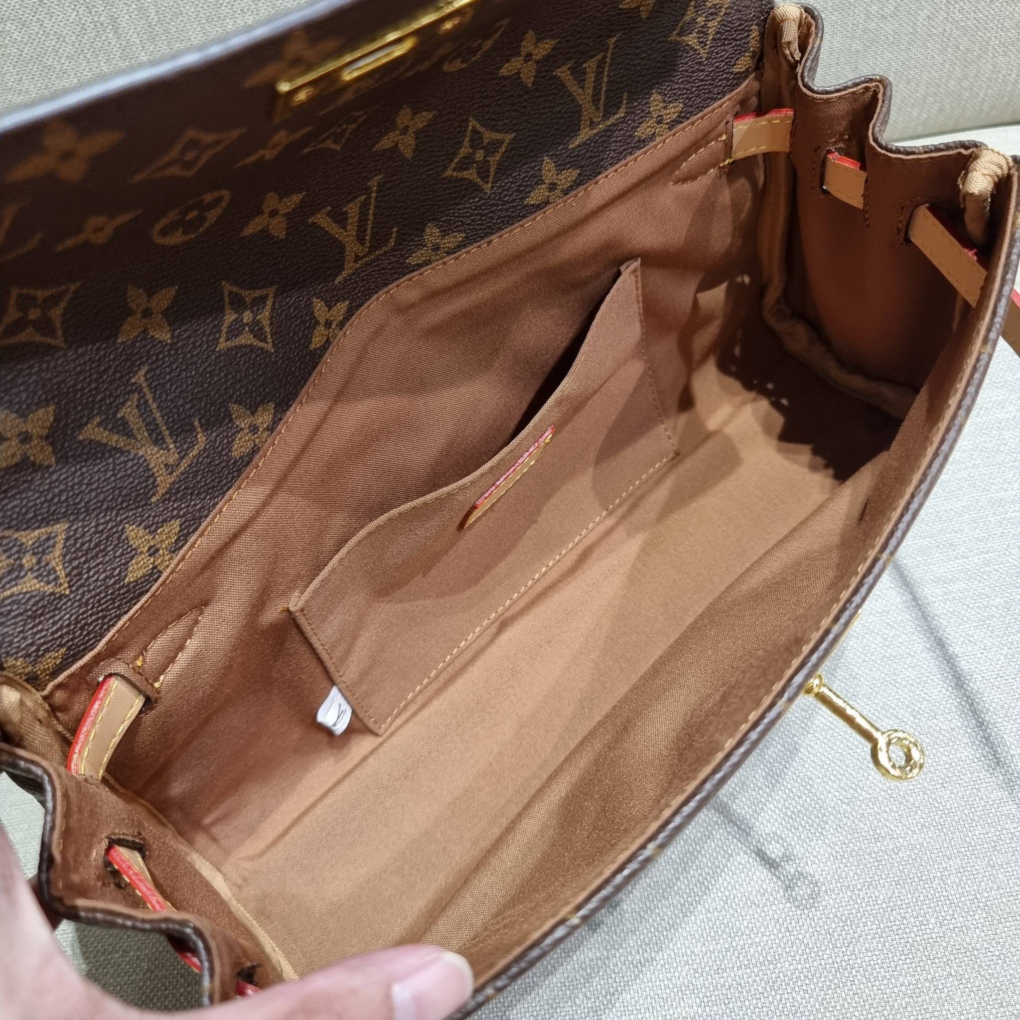 LV MONOGRAM SHOULDER BAG กระเป๋าสะพายทรงสวย ใบใหญ่กำลังดี รับรองว่าจุจริง ดีไซน์สายคาดตกแต่ง และปรับทรงได้ เพิ่มดีเทลให้กระเป๋าดูมีลูกเล่นขึ้น วัสดุหนังแคนวาส มาพร้อมหูจับในตัว และยังมีสายครอสสปอร์ตให้อีกเส้น เปิด-ปิดด้วยอะไหล่บิดล็อค ภายในโล่งกว้างมาก ใส