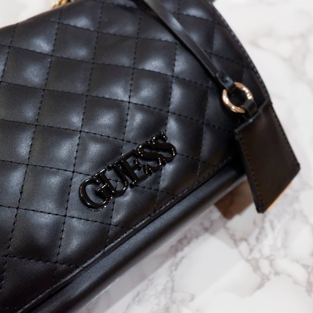 Guess elliana convertible flap over crossbody กระเป๋าสะพายจาก GUESS ดีไซน์กระเป๋าทรงทันสมัย ผลิตจากวัสดุคุณภาพดี ตัดเย็บอย่างพิถีพิถัน