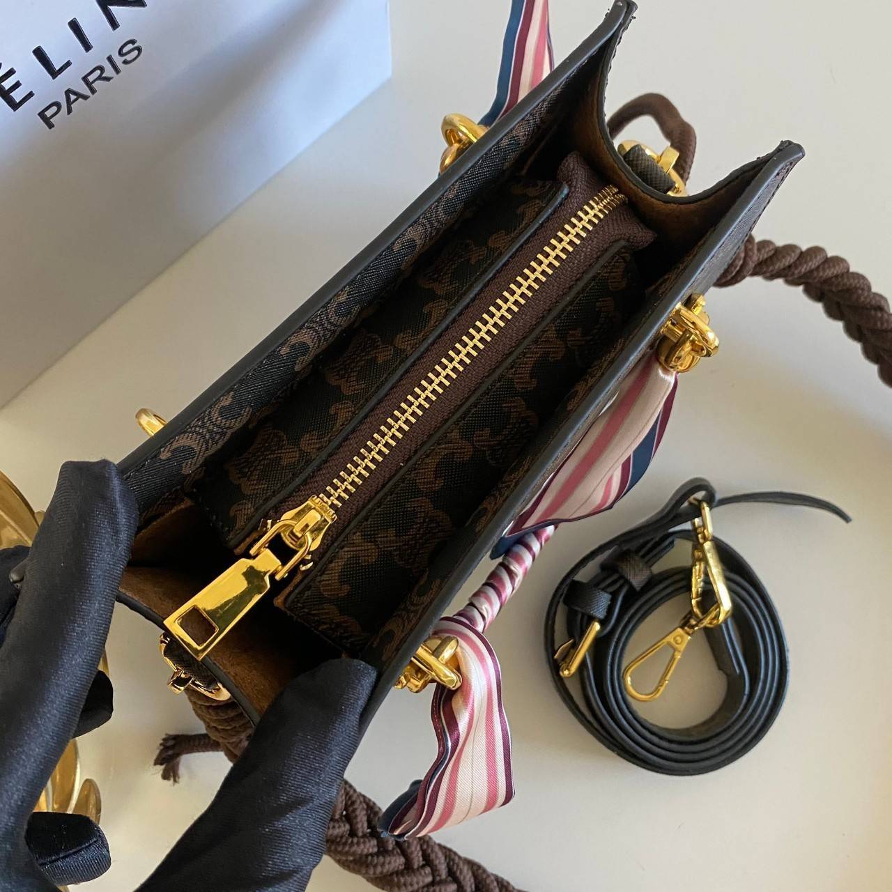 พรีเมี่ยมกิ๊ฟแท้ 100% 】พร้อมส่งที่ไทย!! ที่นี่ที่เดียว CELINE BAG มาแล้วๆ ถามกันเนอะมาก บอกเลยน่ารักสุดๆ สายสะพายมีมาให้สองสาย สายหนัง สายเชือกถัก เก๋มาก ซับในบุหนังกลับ ขนาดกำลังดีใส่ iPhone pro max ได้สบาย