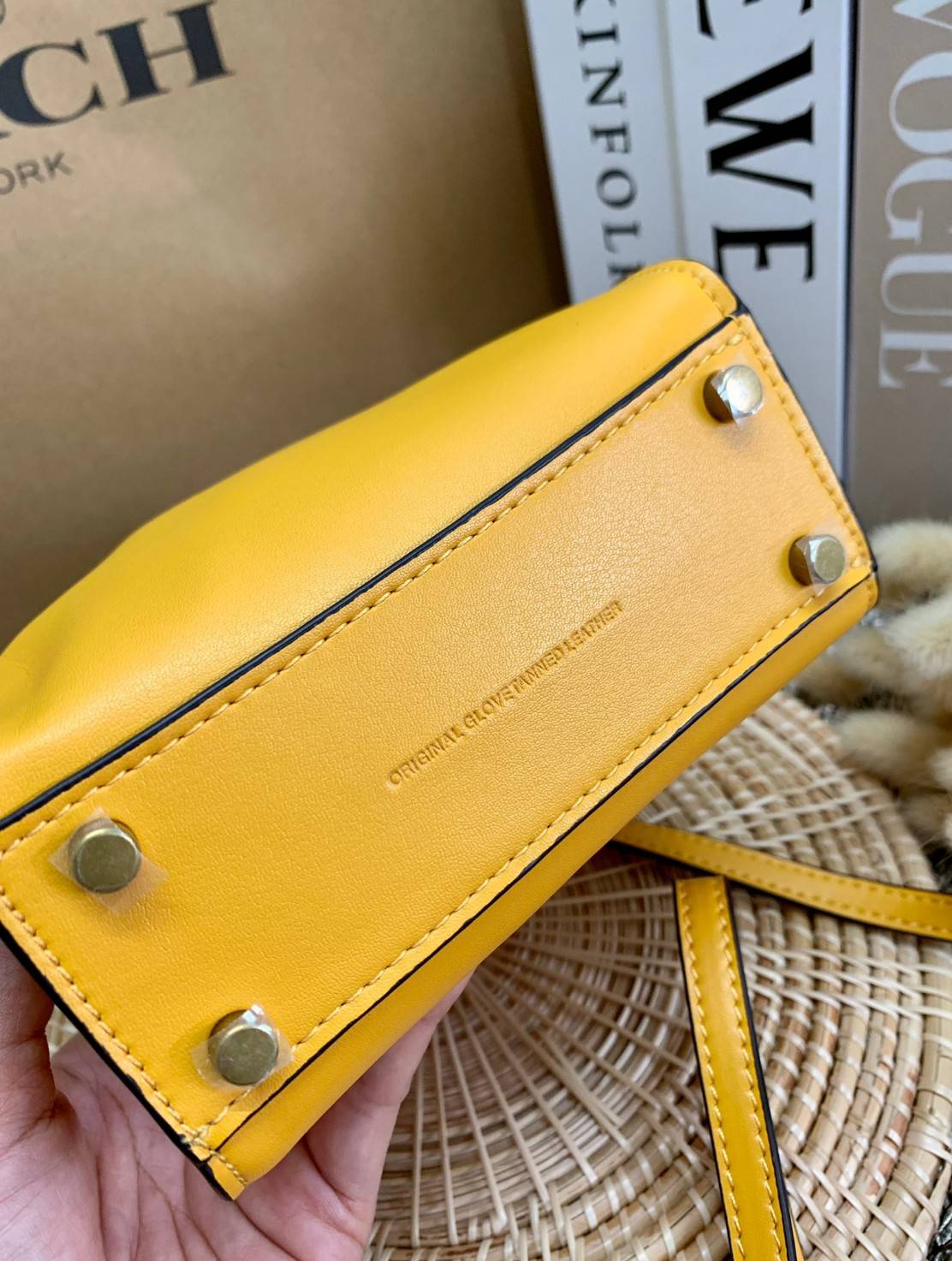 COACH MINI CASHIN TOTE ((C4828)) 💥พร้อมส่งที่ไทยรุ่นใหม่ล่าสุดค่ะ! กระเป๋าขนาดมินิ หนังแท้ หนังนิ่มสวย น่าใช้มากๆค่ะ ปากกระเป๋าแบบแม่เหล็ก ภายในสามารถใส่กระเป๋าเงินใบกลางได้;มือถือแบบตั้งได้ทุกรุ่น;ของจำเป็นจุกจิกสาวๆได้หลายอย่างนะคะ;พร้อมช่องเสีย