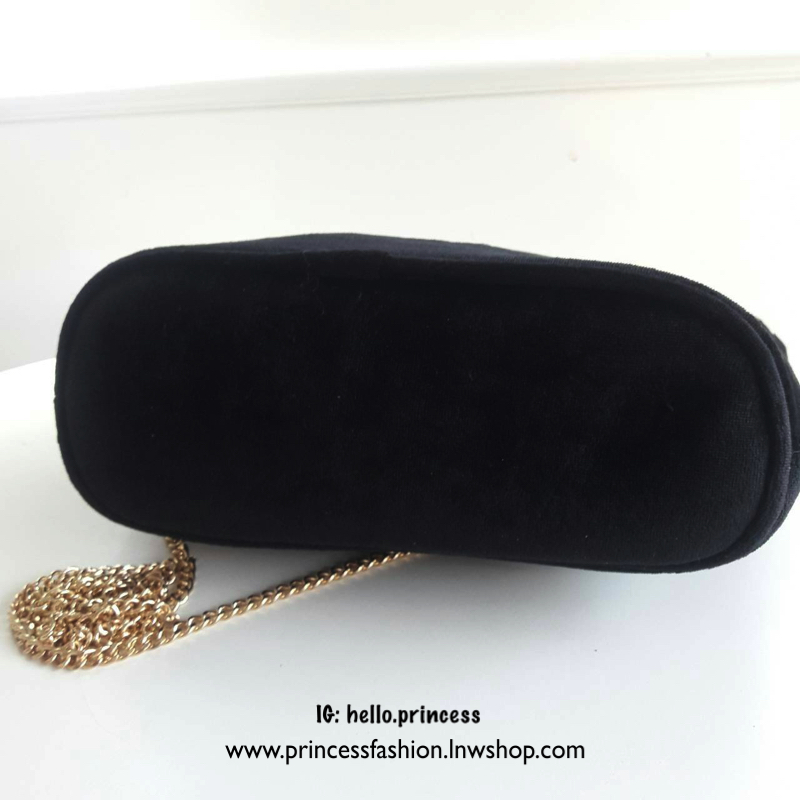 สีขายดียอดฮิต **เอาใจแฟชั่นนิสต้า!! อีกหนึ่งรุ่นที่สาวๆรอคอย Chanel Cosmetics crossbody bag ของแท้ จากเคาเตอร์ Cosmetic ค้า ทรงสวย ด้านหน้าประดับโลโก้แบรนด์สุดหรู วัสดุผ้าขนวูฟ นุ่มมือ น้ำหนักเบา ตัวกระเป๋าอะไหล่ทองพร้อมสายโซ่สุดหรูสีทอง ถอดออกได้ หัวซิปป