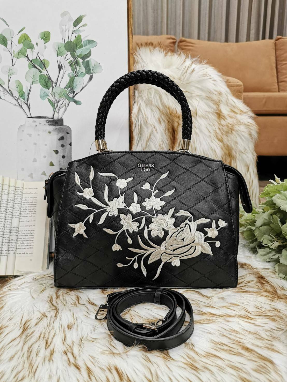 GUESS WOMAN CROSS BODY BAG กระเป๋าถือ/สะพายรุ่นใหม่ล่าสุดจาก GUESS FACTORY หนังสวยอยู่ทรงขนาดกำลังดี น้ำหนักเบา ด้านหน้าประดับโลโก้แบรนด์เปิดปิดด้วยซิปสะดวกใช้ ด้านข้างมีกระดุมปรับขยาย ภายในมีโลโก้ ช่องซิปและช่องใส่ของ ซับในพิมพ์แบรนด์ ใส่กระเป๋าสตางค์ มื