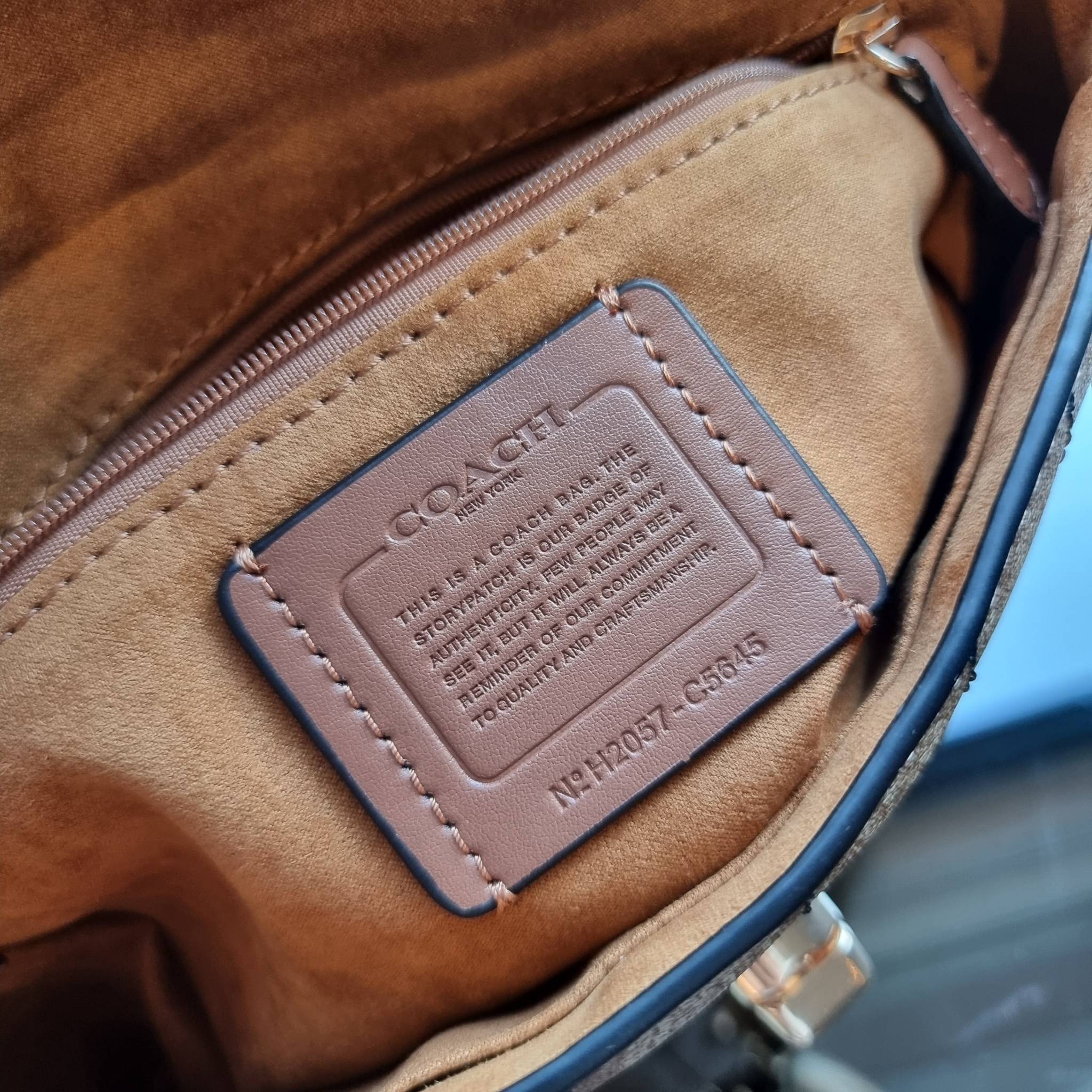 OUTLET 】COACH C5645 MARLIE TOP HANDLE SATCHEL IN SIGNATURE CANVAS WITH QUILTING ดีไซน์ใหม่ กระเป๋าถือ/สะพายข้าง ออกแบบมาไม่เหมือนใคร โดดเด่นด้วยการเย็บบุหนัง โชว์ดีเทลลายเส้น ตกแต่งโลโก้ด้านข้างอะไหล่ทอง วัสดุหนังแคนวาสสลับหนังแท้ เปิด-ปิดด้วยตัวล็อคแน่นห