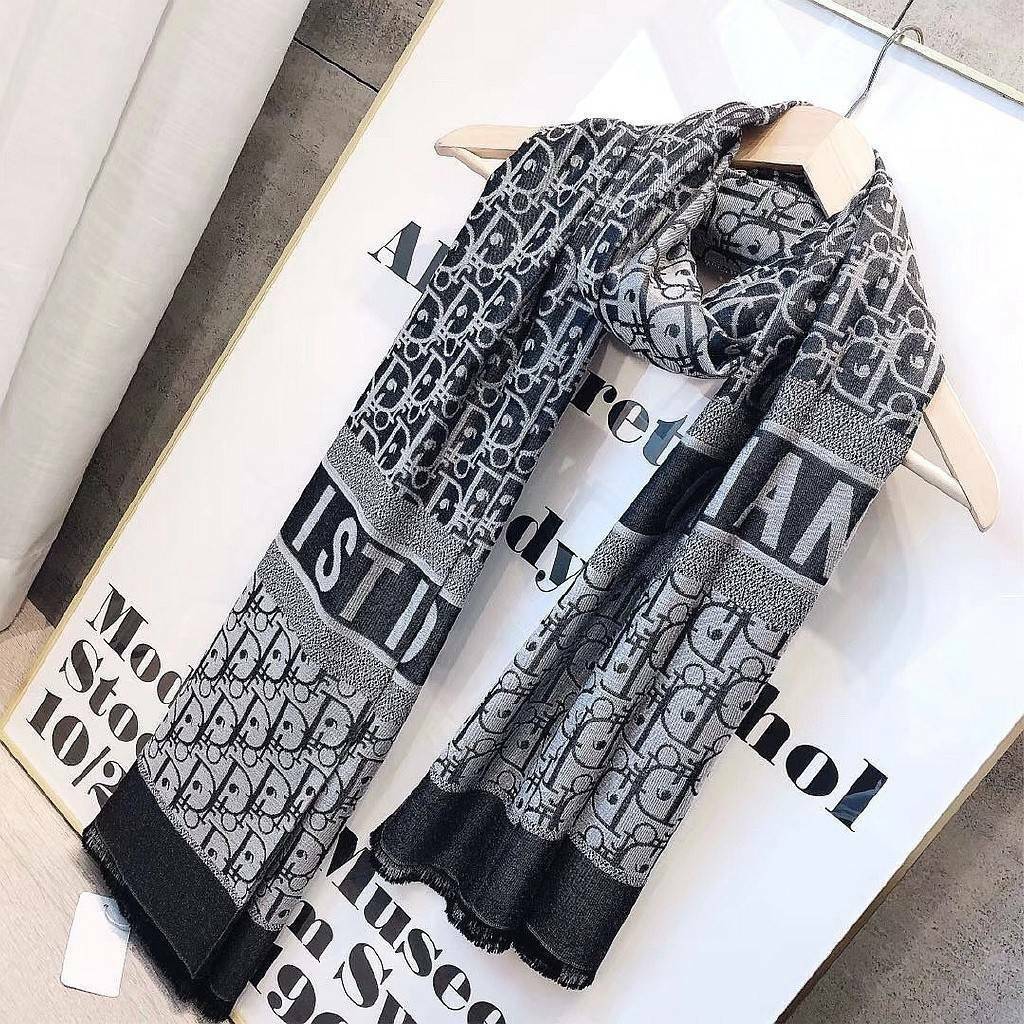 มาตามคำเรียกร้อง! พร้อมส่ง! CHRISTIAN DIOR LOGO MONOGRAM PRINTED SILK SCARF (LARGE) ผ้าพันคอผ้าคลุมไหล่ผืนใหญ่ลายโลโก้โมโนแกรมสวยหรูสุดคลาสสิค วัสดุผ้าไหมอย่างดี เนื้อนิ่ม ทิ้งตัว มีน้ำหนัก เนื้อผ้าดีมากๆๆค่ะไม่หนาจนเกินไปทำให้สามารถใช้ได้ในทุกสภาพอากาศ จ