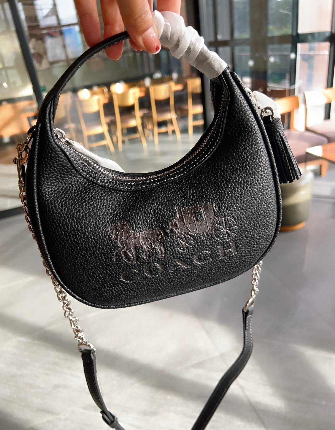 COACH CARMEN MINI CROSSBODY BAG กระเป๋ารูปทรงพระจันทร์โค้งมน น่ารักน่าใช้มากๆ!! เกรดท็อปออริ เกรดดีสุด สลับแท้ 1:1 ใช้ต่างประเทศได้