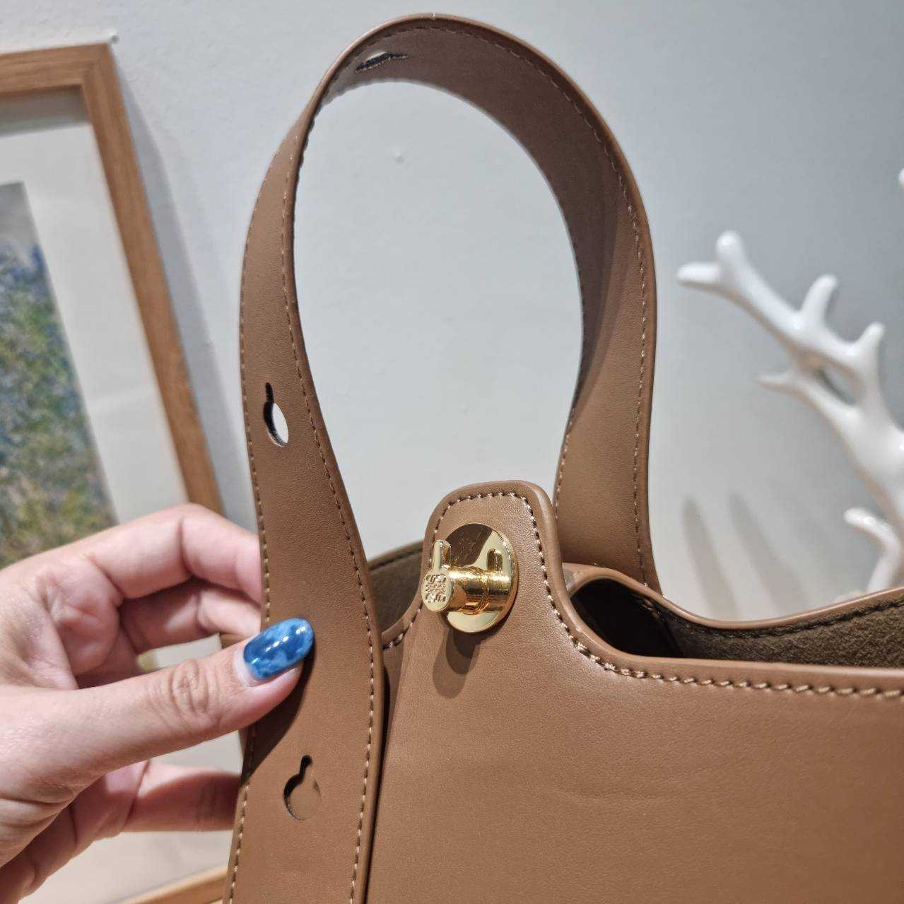 LOEWE MINI PEPBLE BUCKET IN MELLOW กระเป๋าทรงบัคเก็ต รูปทรงสวยใช้งานง่าย กิมมิคหรูหราสุดๆ เกรดออริ