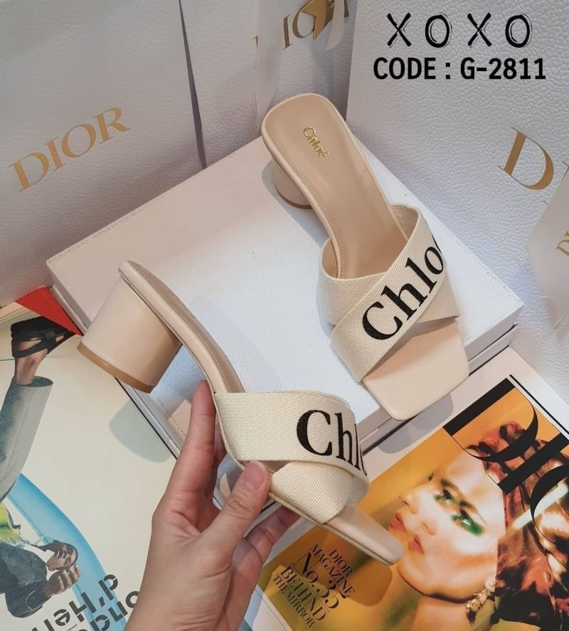 Chloe' รองเท้า งานสวม ไค้วครอสเอ็กซ์ วัสดุสายคาดผ้าแคนวาสตีแบรนด์ ตัวหุ่มหนังPU ส้นทรงกระบอกทรงกลม แมทส์ชุดง่าย ใส่สบาย