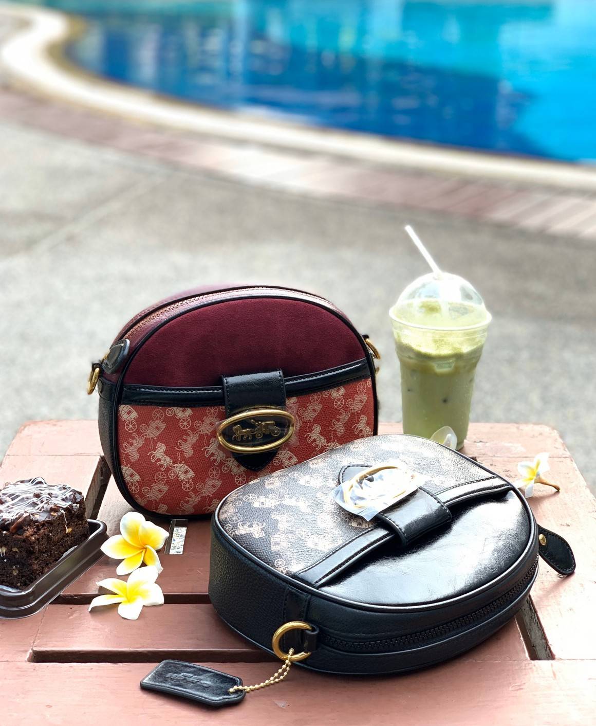 COACH KAT CROSSBODY WITH HORSE AND CARRIAGE PRINT ((88480//88544)) พร้อมส่งค่ะ! กระเป๋าสะพายแบบครอสบอดี้ร์ หนังแท้อย่างดี ตัวกระเป๋าเก๋ด้วยการพิมพ์ลายรถม้าค่ะ ด้านหน้ามีช่องกระดุมแม่เหล็กสำหรับใส่ของจุกจิกได้ พร้อมโลโก้แบรนด์สุดหรู