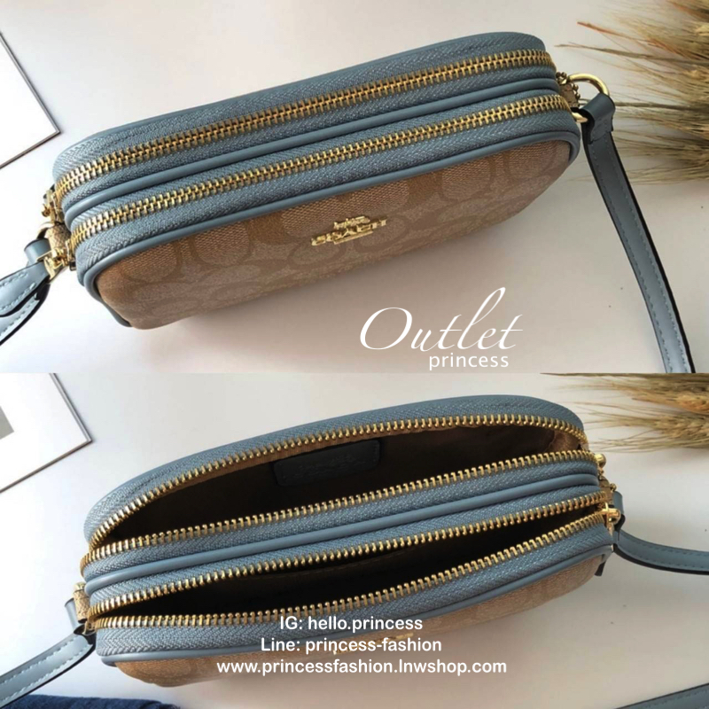 COACH MINI CROSSBODY BAGกระเป๋าสะพาน size mini วัสดุหนังลาย signature เปิด - ปิดด้วยซิป แบ่ง2 ช่องใหญ่ ภายในโล่ง ใส่ wallet สั้น มือถือได้ทุกรุ่น และของใช้จุกจิก พร้อมสายยาวถอด ปรับได้ค่ะ