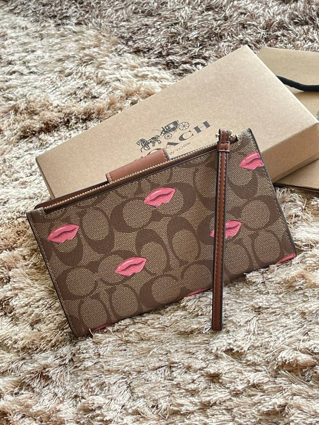 COACH TECH WALLET IN SIGNATURE CANVAS อีกหนึ่ง collection ของกระเป๋าสตางค์ที่ดีไซน์ทันสมัยให้ใช้งานได้แบบครบครัน เป็นกระเป๋าสตางค์ ที่มีช่องสำหรับใส่โทรศัพท์มือถือ ธนบัตร เหรียญ และบัตรต่าง ๆ ใช้งานแบบ2ด้าน เพิ่มความสะดวกสบายด้วยสายคล้องมือ ช่วยให้พกไปไหน