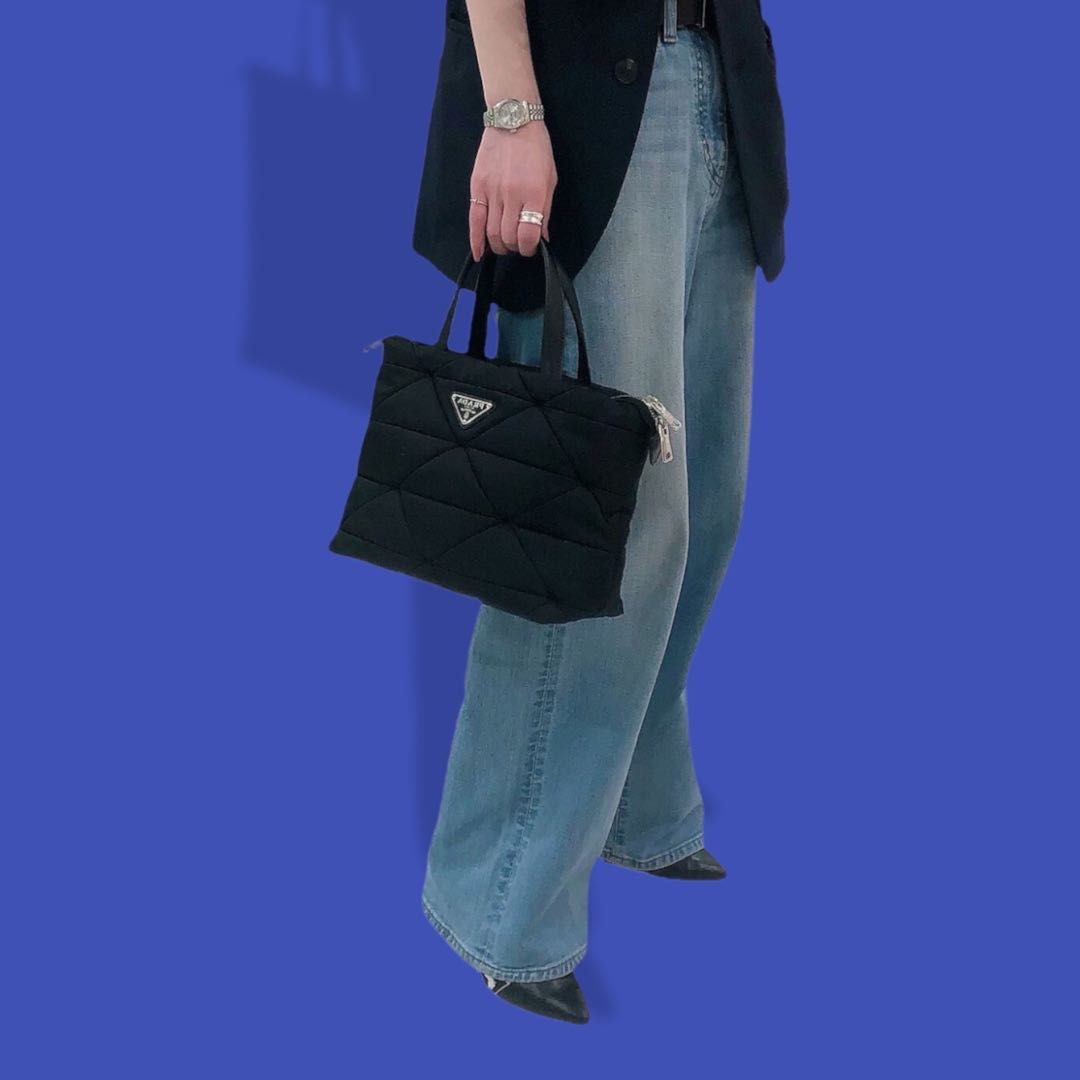 Prada Re-Nylon padded tote bag / Prada Logo Plaque Cross Body Phone Case กระเป๋า Crossbody สุดเก๋ วัสดุ Nylon เปิด-ปิด ด้วยซิป ด้านหน้าประดับด้วยโลโก้แบรนด์ น้ำหนักเบา ด้านในเป็นช่องโล่งกว้าง ซับในพิมพ์ลายแบรนด์สวย ตามแบบฉบับ ใส่ I Phone ได้สบายเลยค่ะ บอก