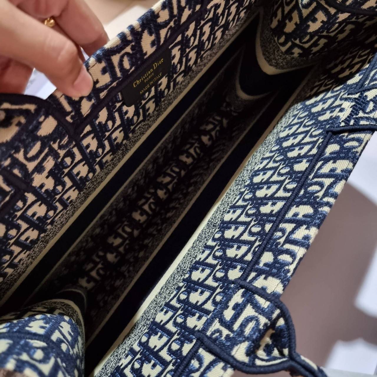 VIP 】HOT ARRIVAL!! DIOR CD SHOPPING BAG WITH GWP กระเป๋าทรงช้อปปิ้งใบใหญ่ จุใจ!! พรีเมี่ยมกิ๊ฟรุ่นดับเบิ้ลฮอต ดีไซน์คลาสสิควินเทจ สวยหรู วัสดุผ้าแคนวาสลายกราฟฟิค ภายในโล่งกว้างมากๆ ใส่ของจุสุดๆ โน้ตบุ้ค ไอแพด กระเป๋าสตางค์ มือถือ หรือเสื้อผ้ายังได้ สะพายค