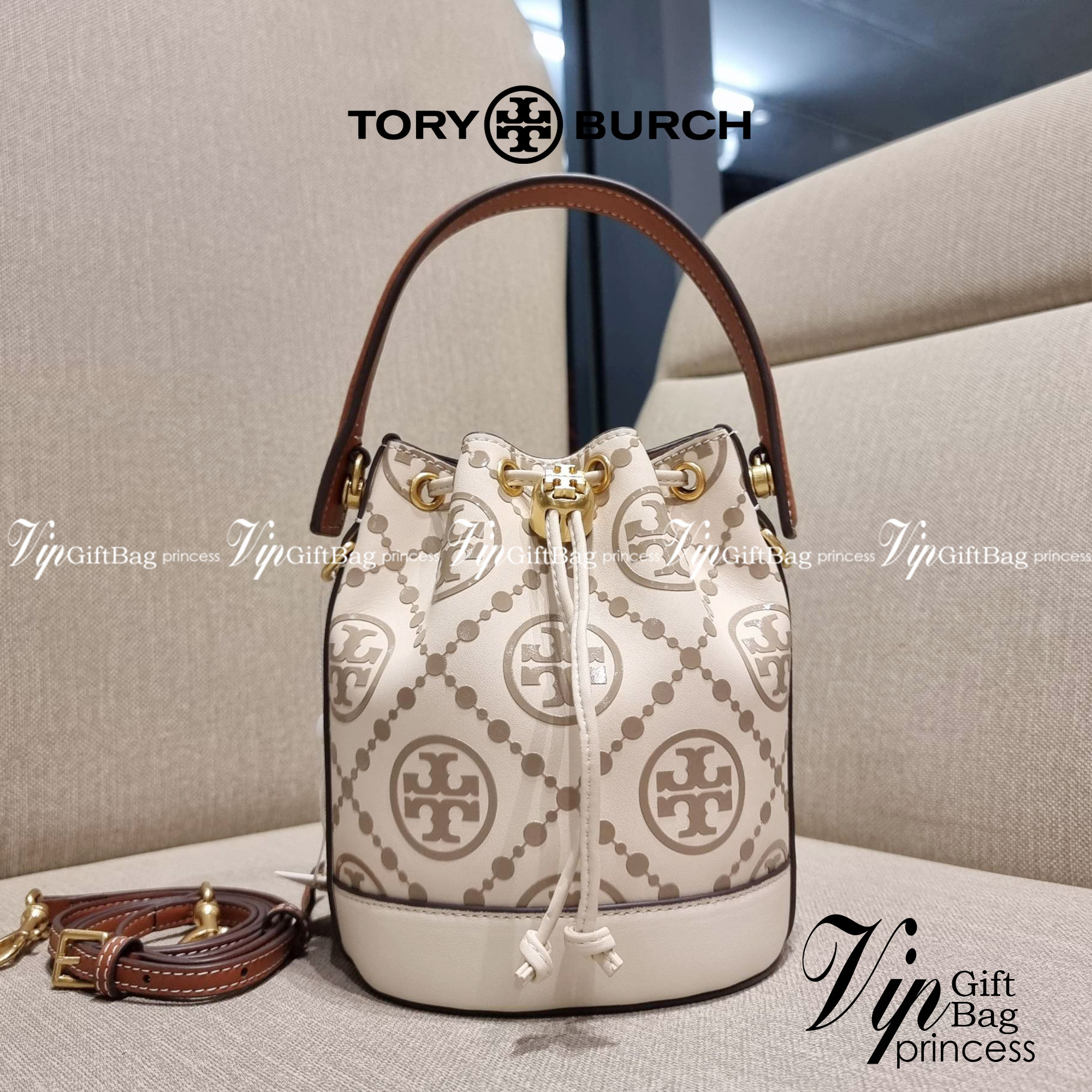 TORY BURCH T MONOGRAM EMBOSSED MINI BUCKET BAG คอลเลคชั่นใหม่ กับกระเป๋าบัคเก็ตทรงยอดนิยม ในไซส์มินิ ดีไซน์ใหม่ล่าสุด สวยลูกคุณหนู หรูหรา!! ด้วยดีเทลผิวลายนูนลวดลายเอกลักษณ์ วัสดุหนังแท้ ปากกระเป๋ารูดเปิด-ปิดได้ มีหูจับในตัว สะดวกใช้ไปอีก และมีสายสะพายข้า