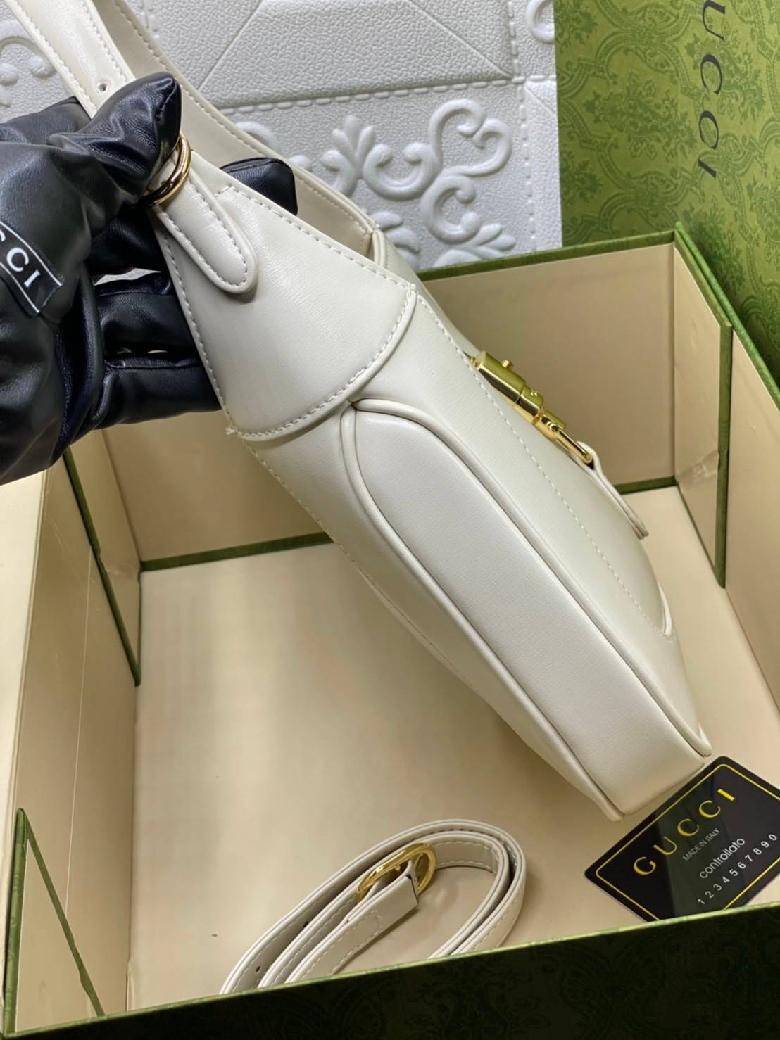 VIP GIFTbag 】หนังแท้ GUCCI Jackie 1961 mini shoulder bag กระเป่ารุ่นฮิตจาก Gucci ต้องบอกเลยว่าสำหรับสาวๆหลายคนนั้น ที่ชื่อชอบ หรือเป็นสาวกกลับแบรนด์อย่าง Gucci ต้องบอกเลยนะว่าสำหรับรุ่นนี้ห้ามพลาดไปทีเดียว บอกว่าได้เป็นตำนานควาวินเทจได้อย่างดี โดยขนาดของต