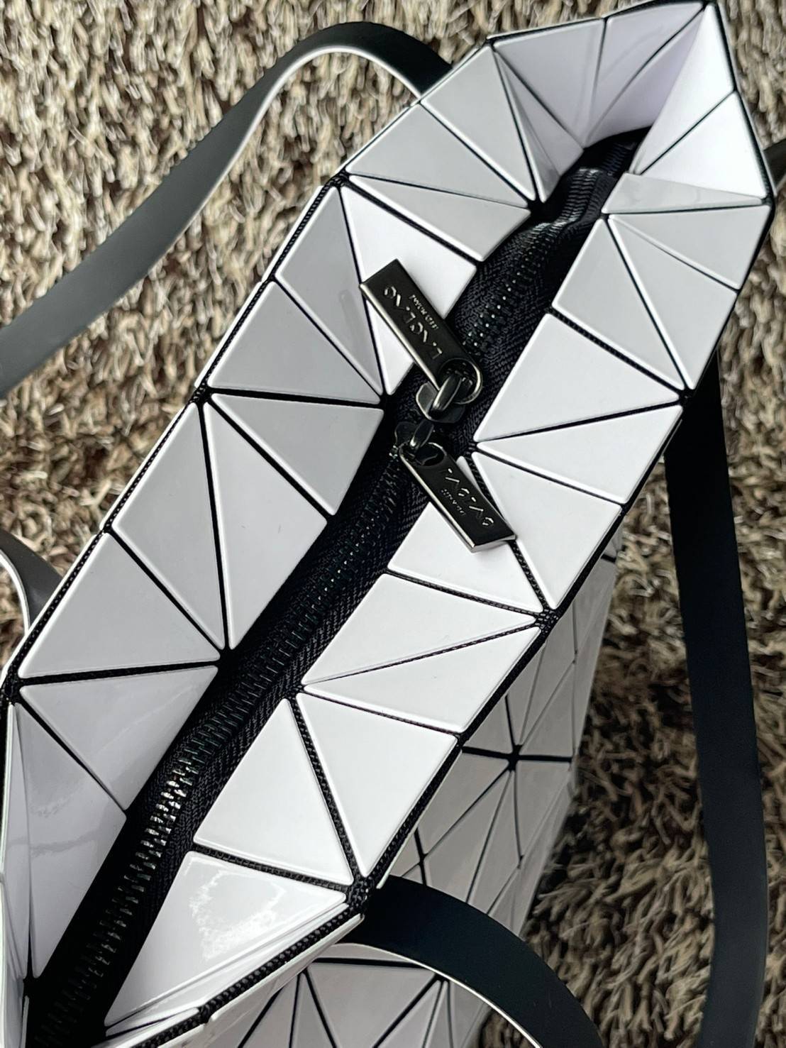 Bao Bao Issey Miyake ROCK MATTE ซีรีส์นี้จะเป็นทรงสี่เหลี่ยมผืนผ้า มีซิปปิดด้านบน ถือเป็นรุ่นที่เหมาะกับการใช้งานในชีวิตประจำวัน สามารถพับมุมและบริเวณด้านล่างของกระเป๋าเพื่อเพิ่มความสะดวกสบายในการใช้งาน ทั้งยังช่วยให้วางกระเป๋าในแนวตั้งได้อีกด้วย แผ่นต่อส