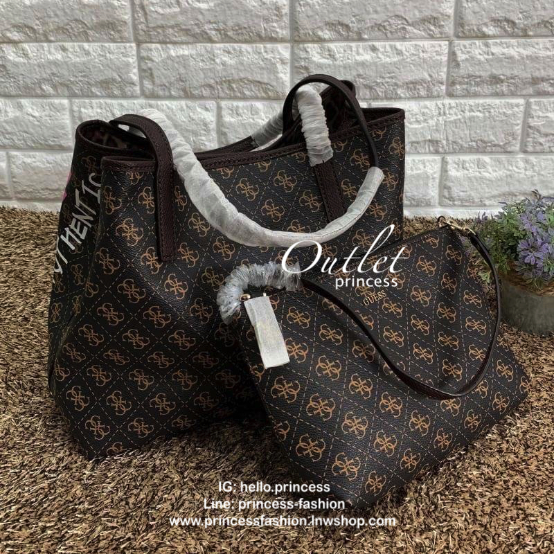 GUESS VICKY TOTE SET สุดคุ้ม ซื้อ1ได้ถึง2 ค่ะ!! กระเป๋าหิ้วหรือสะพายไหล่ทรง Tote วัสดุหนังนิ่ม น้ำหนักเบามากค่ะ ด้านหน้ามีโลโก้แบรนด์ เปิดปิดกระเป๋าแบบกระดุมแม่เหล้ก มีที่รวบเก็บทรงกระเป๋า ภายในโล่ง กว้าง ใส่ของได้จุค่ะ