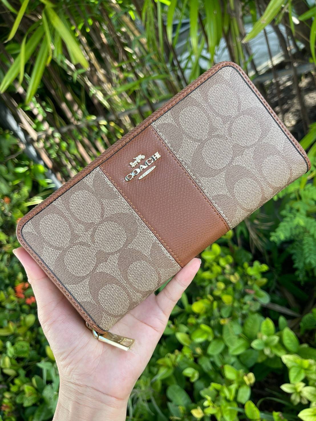 COACH F54630 ACCORDION ZIP WALLET IN SIGNATURE เป็นกระเป๋าสตางค์ที่เหมาะกับการใช้งาน นอกจากเพิ่มความมั่นใจแล้ว ยังทำให้ชีวิตของเราง่ายขึ้นอีกด้วย โดยการเปิดปิดแบบซิปรอบ สามารถใส่ธนบัตร เหรียญ บัตรต่างๆได้หลายใบเลยทีเดียว ขนาดของกระเป๋าสามารถถือแทนกระเป๋าค