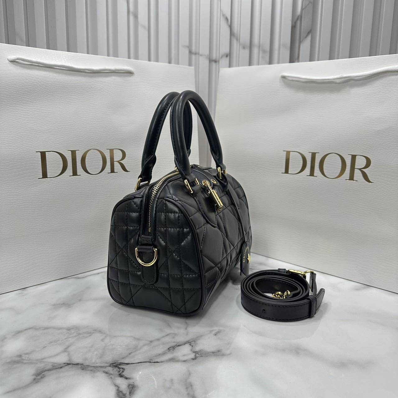 DIOR Groove 20 Bag / Dior Keepall Macrocannage Leather / Oblique Jacquard กระเป๋าสะพายทรงบอสตัน Keepall ทันสมัยและสง่างาม ใช้งานได้ทั้งแบบสะพายไหล่หรือสะพายแบบครอสบอดี้ เหมาะเป็นไอเทมคู่ใจในชีวิตประจำวัน เกรดออริ 1:1