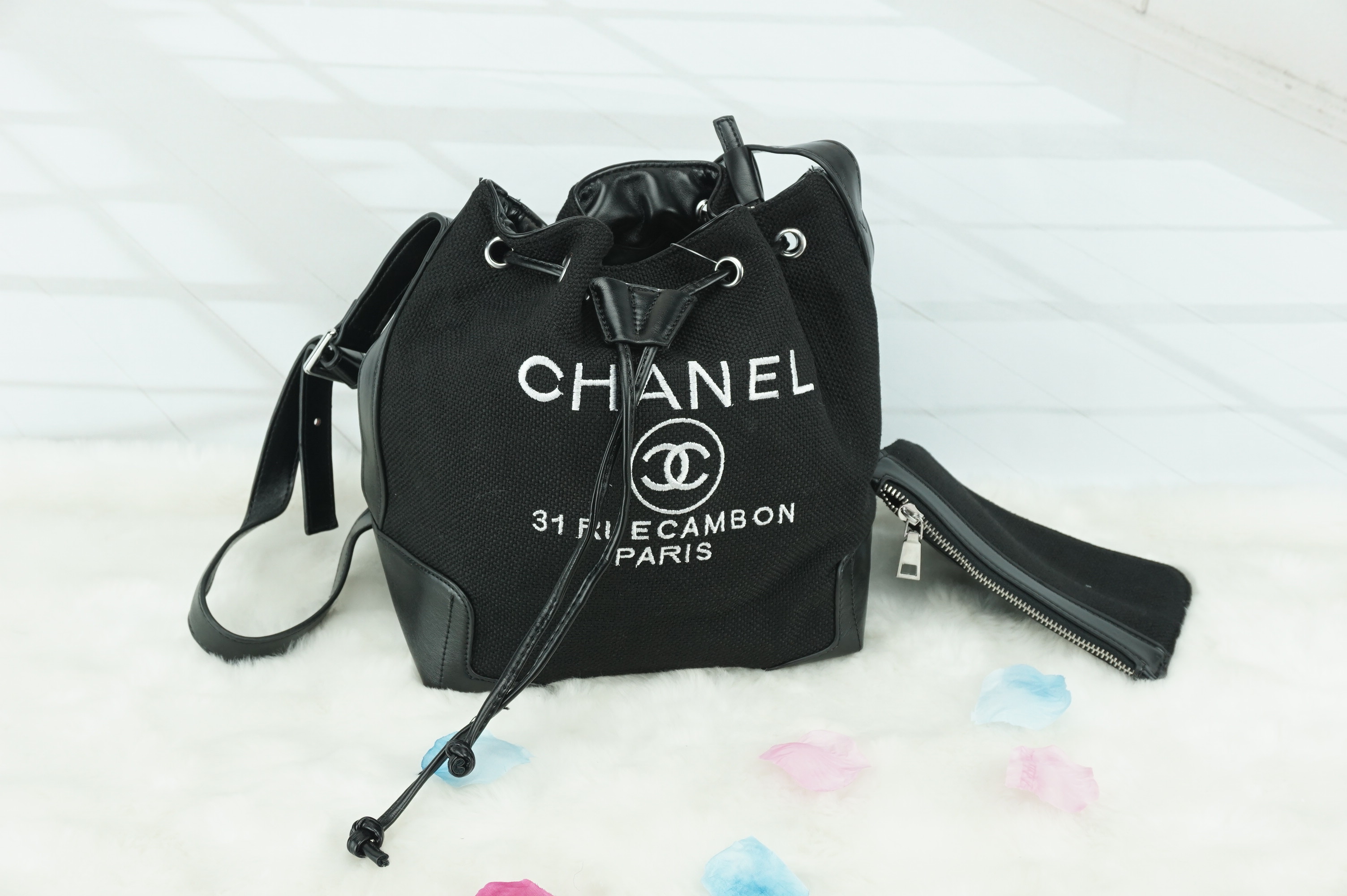 Chanel premium gift canvas ทรงขนมจีบเล็ก เป็นกระเป๋าสะพายข้าง สายสามารถปรับได้ มีกระเป๋าใบเล็กใส่เหรียญแยกจากใบใหญ่ สามารถถอดออกได้ ด้านหน้าปักโลโกแบรนสวยหรู มีสายรูดปิดกระเป๋า ด้านในมีช่องซิปเล็ก 1 ช่อง ฐานกระเป๋าเป็นหนังสีดำเป็นฐานรวมถึงมุมกระเป๋า