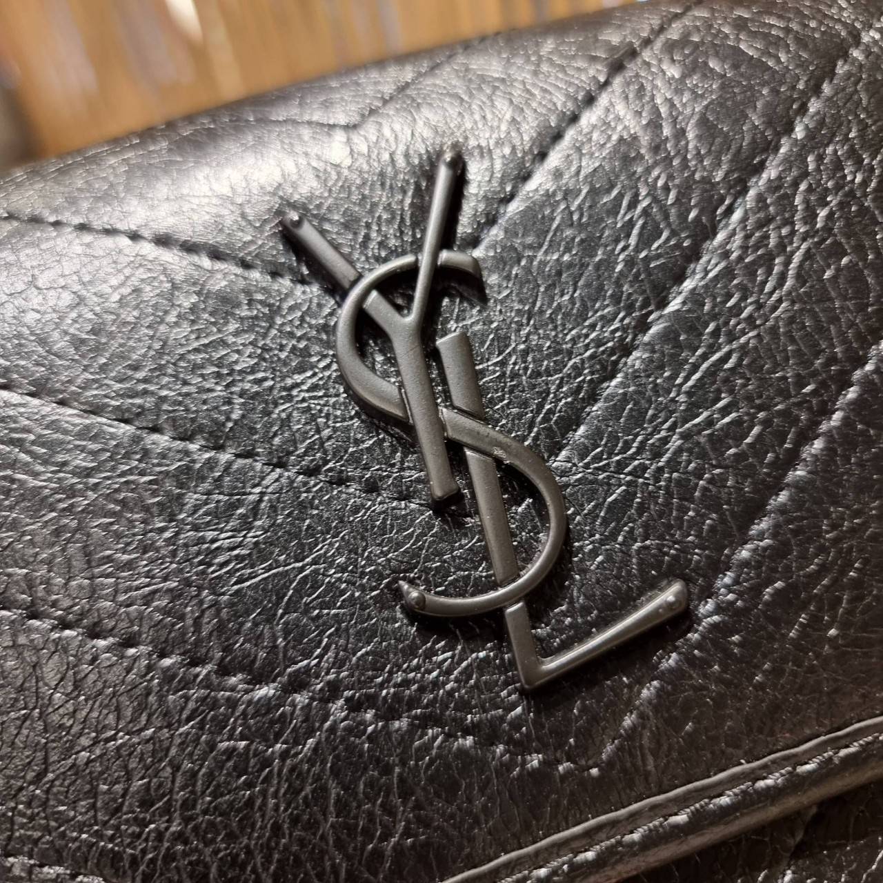 VIP 】หนังแท้ Yves Saint laurent shoulder bag กระเป๋าสะพายทรงคลาสสิค สุดฮอต ดีไซน์เรียบหรู วัสดุหนังแท้ขัดเงา สวย!! ใช้งานง่ายเพียงแค่เปิ-ปิดด้วยกระดุมแม่เหล็ก ภายในโล่งกว้าง จุของได้เลยสบายๆ กระเป๋าสตางค์ใบยาว มือถือ เครื่องสำอางค์ พาวเวอร์แบงค์ หรือจะ ga