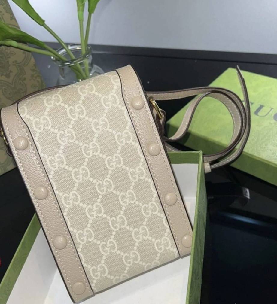 Gucci Horsebit 1955 mini bag / Gucci horsebit phone case สีใหม่ละมุนพร้อมส่ง กระเป๋าสะพาย กระเป๋าใส่โทรศัพท์ งานแฟชั่นคลาสสิก อะไหล่สวย ดีไซต์สัญลักษณ์วงแหวนตามแบบฉบับแบรนด์ มาพร้อมกล่องแบรนด์และสายสะพายยาวที่สามารถปรับระดับได้ พร้อมส่งให้สะพาย สวยๆ กันแล