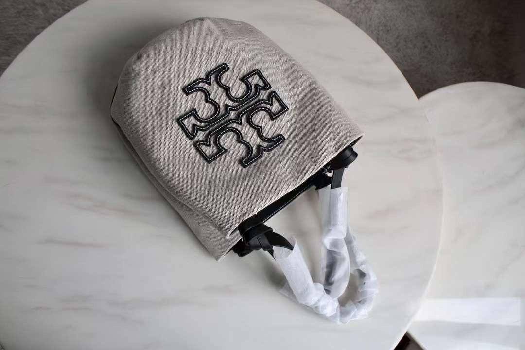 Tory Burch Small Canvas Round Tote กระเป๋าถือหรือสะพายไหล่ วัสดุผ้าcanvas รูปทรงโค้งมน ด้านในโล่ง มี1ช่องซิปและ1ช่องเล็ก น้ำหนักเบา จุของได้เยอะ มาใหม่ล่าสุดไม่ควรพลาดเลยค่า