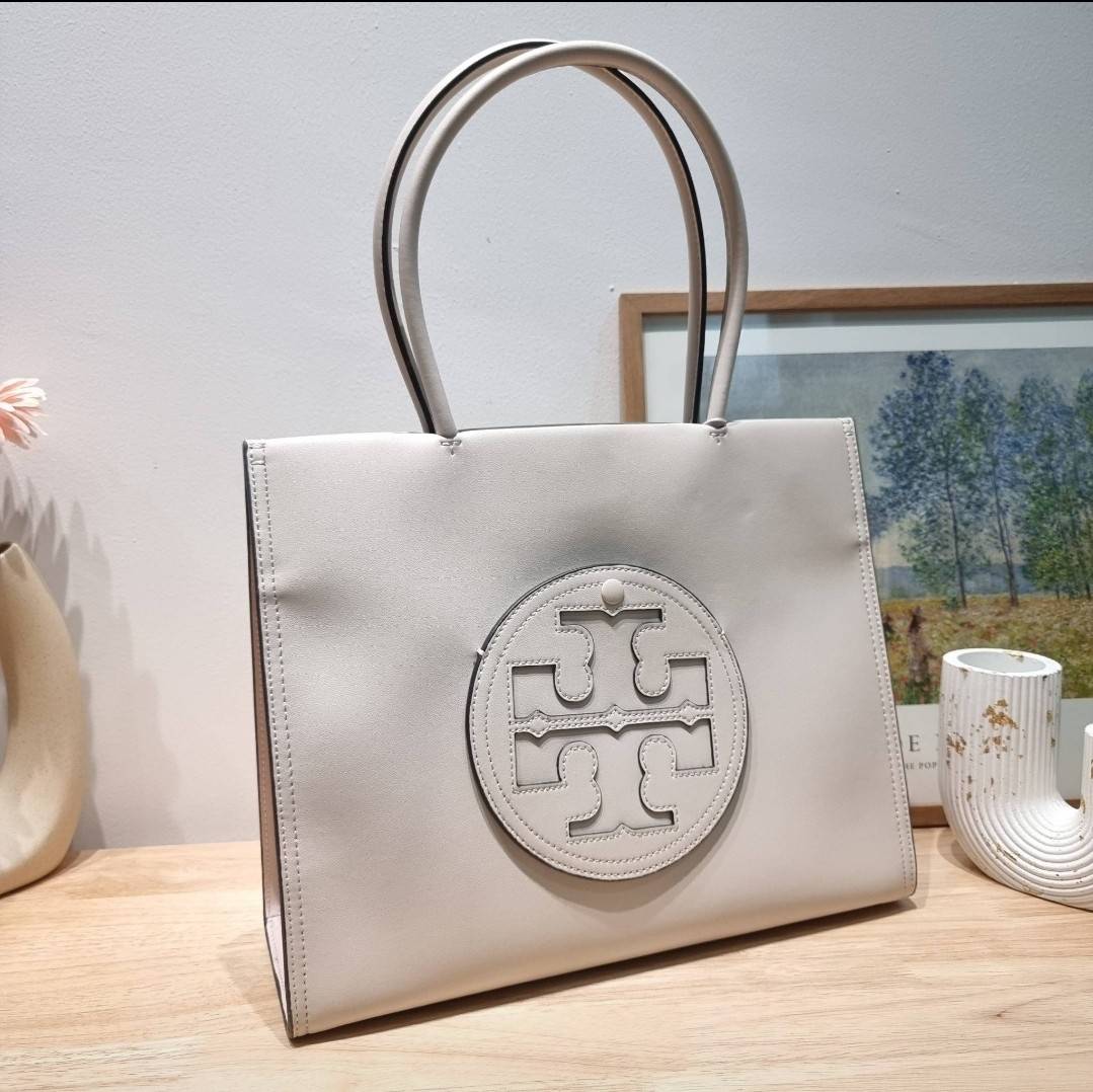 TORY BURCH ECO ELLA TOTE BAG / TORY TOTE BAG พร้อมส่ง 3 สี กระเป๋าสะพายทรงโท้ท ขนาดกำลังสวย จุของได้เต็มที่ รูปทรงคลาสสิคชวนใช้ โดดเด่นด้วย patch โลโก้ คอลเลคชั่นน้องใหม่ ส่งมาให้สาวๆได้ใจฟูอีกหนึ่งไอเท็ม