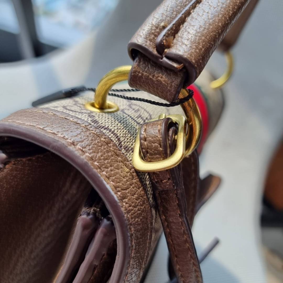 VIP 】กลับมาแล้วจ้า อีกรุ่นพรีเมี่ยมกิ๊ฟสุดฮิต!! หรู ดูผู้ดี!! GC CROSSBODY STRAP BAG WITH GWP กระเป๋าสะพายข้าง ดีไซน์สวย โดดเด่นไม่ซ้ำใคร วัสดุหนังแคนวาส เปิด-ปิดด้วยตัวกดล็อครูปผึ้ง (ผึ้ง) น่ารักมากๆ!! แถมฟรี!! แท็กพวงหนังห้อยเก๋ๆ ภายในกระเป๋าเป็นช่องโล่