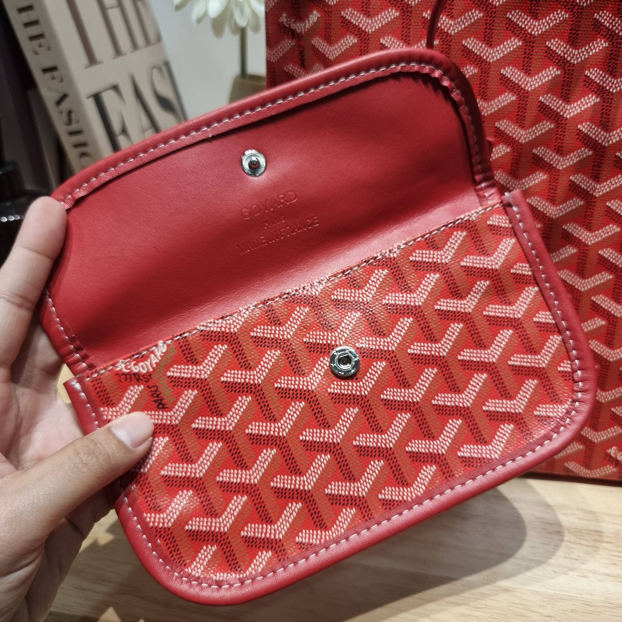 GOYARD BOHEME HOBO BAG / GOYARD HOBO กระเป๋าสะพายทรงโฮโบ ใบใหญ่จุใจ!! มาครบสีขายดี เลิศทุกสี รูปทรงคลาสสิค ดีไซน์เป็นเอกลักษณ์ วัสดุหนังแคนวาสพิมพ์ลายสวยคม ปากกระเป๋ามีซิปเปิด-ปิดกันของหล่นได้ ภายในโล่งกว้างมาก มาพร้อมสายคล้องในตัว ทนทาน สะพายสวยๆได้ทุกวั