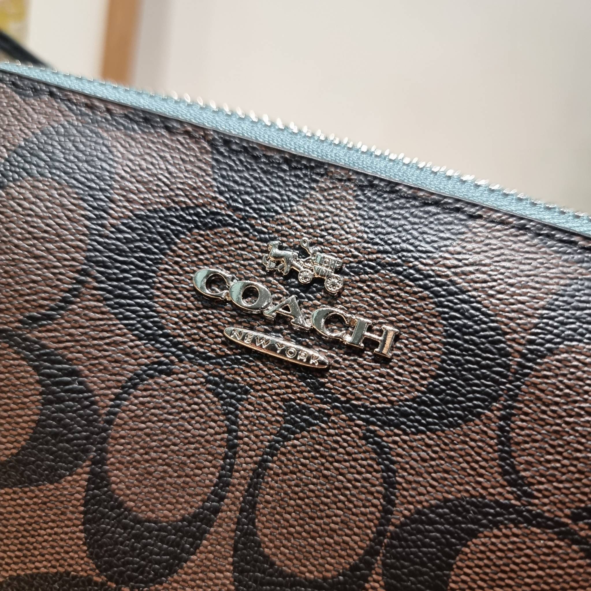 COACH TOP HANDLE POUCH F58321 พร้อมส่ง 9 สี กระเป๋าทรงพอช ยอดฮิต ยกขึ้นแท่น ด้วยดีไซน์ที่ออกมาให้ใช้งานได้ง่าย ขนาดกำลังเหมาะ