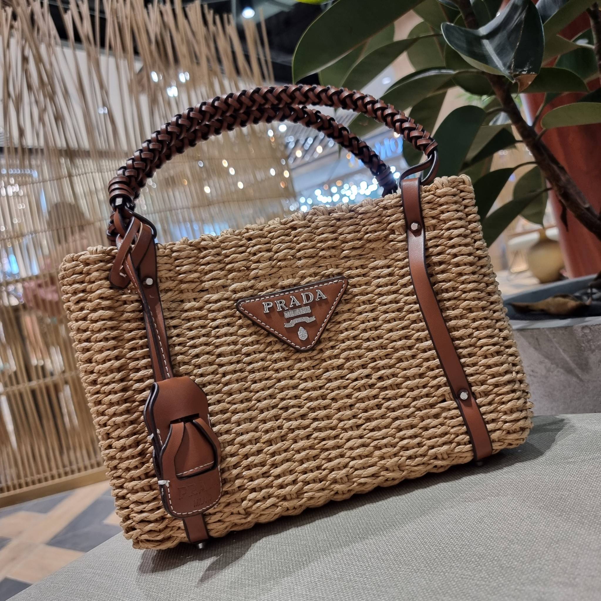 PRADA CORN HUSK AND LEATHER TOTE ธรรมชาติเป็นหนึ่ง!! กับอีกไอเท็มรักษ์โลก ด้วยดีไซน์ล้ำทันสมัย ผสานกับวัสดุจากธรรมชาติ ออกมาเป็นลายสานที่สวยหรู ไม่กระด้าง กระเป๋าทรงโท้ท ขนาดกำลังสวย มาพร้อมหูจับในตัว มีซิปรูปเปิด-ปิดที่ปากกระเป๋า ภายในโล่งกว้าง ใส่ของได้