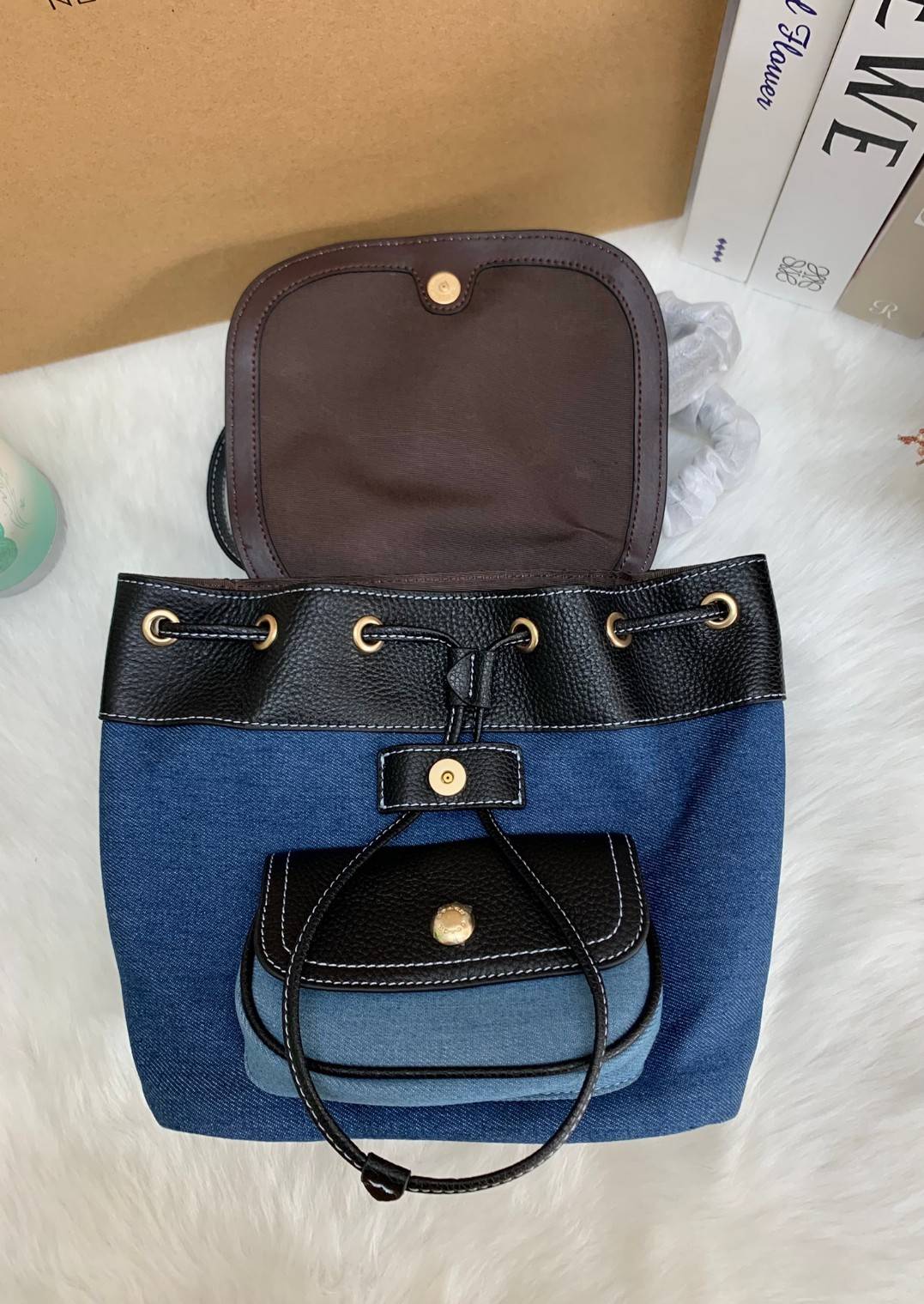 COACH PENNIE BACKPACK 22 ((C4122)) พร้อมส่งที่ไทย ห้ามพลาดค่าา! กระเป๋าสะพายหลังแบบมีหูกิ้ว วัสดุเดนิมอย่างดีนิ่ม+หนังแท้ ได้สวยงามลงตัว นำ้หนักเบา ทรงสวยน่ารักมากๆค่ะ ด้านหน้ามีช่องกระเป๋าเล็กใส่ของจุกจิก ปากกระเป๋าแบบหูรูด ภายในกระเป๋าโล่ง กว้าง สามารถใ