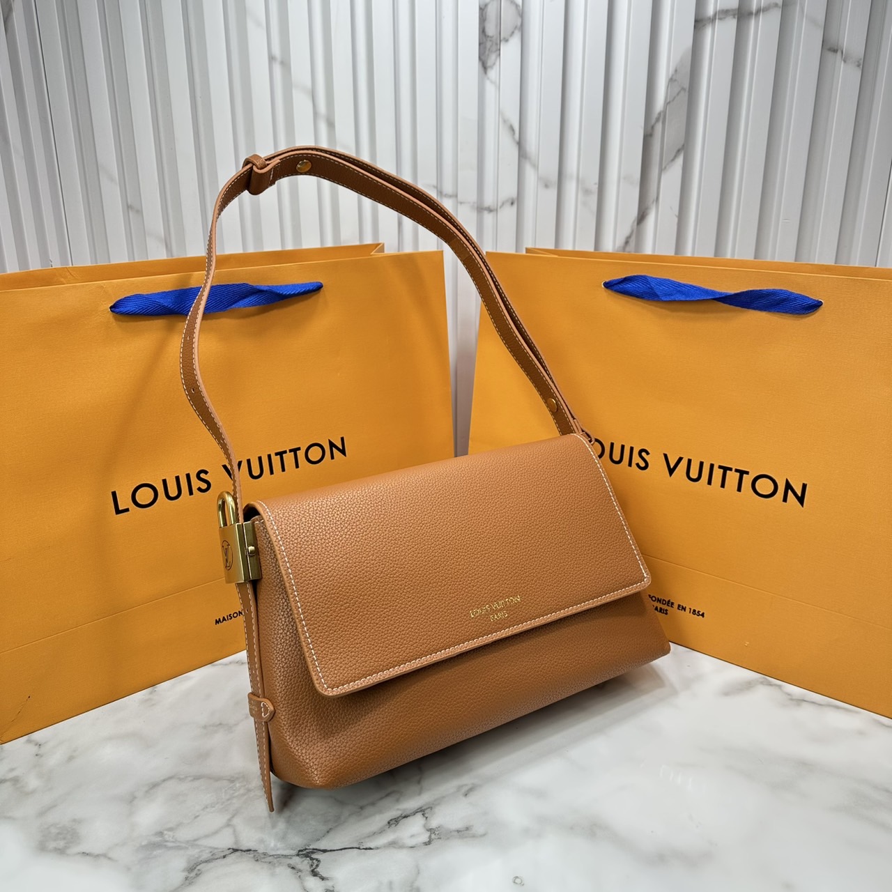 ORI หนังแท้ | LV Low Key Messenger Bag กระเป๋าสะพายทรงแมสเซ็นเจอร์ รูปทรงใหม่ สไตล์เรียบง่ายแต่หรูหรา ตกแต่งด้วยแม่กุญแจสีทองวินเทจ พร้อมใบลูกลายโมโนแกรมเพิ่มฟังชั่นการใช้งาน