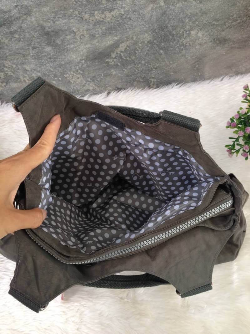 Kipling รุ่น Cicele กระเป๋าสะพายไหล่ใบใหญ่ สวยน่ารัก ตัวกระเป๋าด้านในเป็นช่องโล่งแบบปิดเปิดด้วยซิป มีช่องซิปด้านใน ด้านข้างกระเป๋า มี 2 ช่อง ปิดเปิด ด้วยเทป พร้อมที่ใส่โทรศัพท์ ปากกา และ MP 3 ในส่วนด้านใน และ ด้านข้างกระเป๋า ซ้าย-ขวา เป็นช่องขนาดเล็กสำหรั