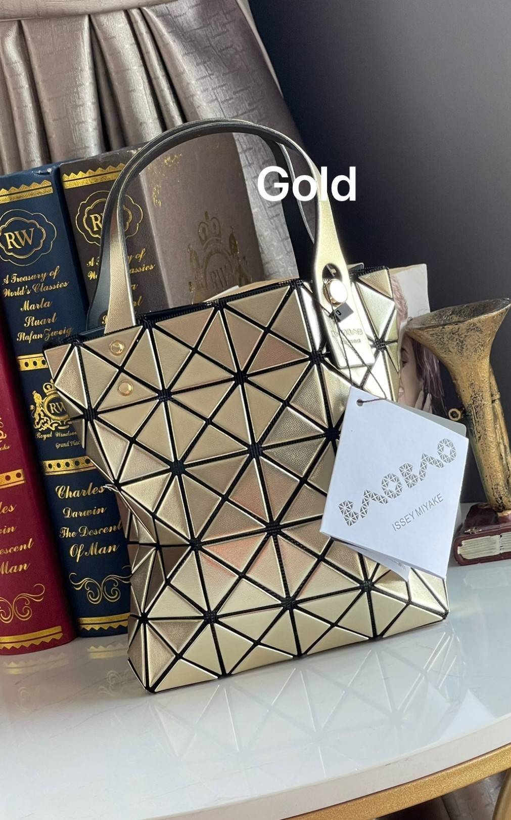 BAO BAO ISSEY MIYAKE PLATINUM COFFRET สะท้อนแสงเพื่อสร้างสินค้าระดับพรีเมียมที่ให้ความเงางามที่เหนือกว่า เพิ่มความหรูหราและโดดเด่นให้กับ เพราะมีความแวววาวและเป็นประกาย